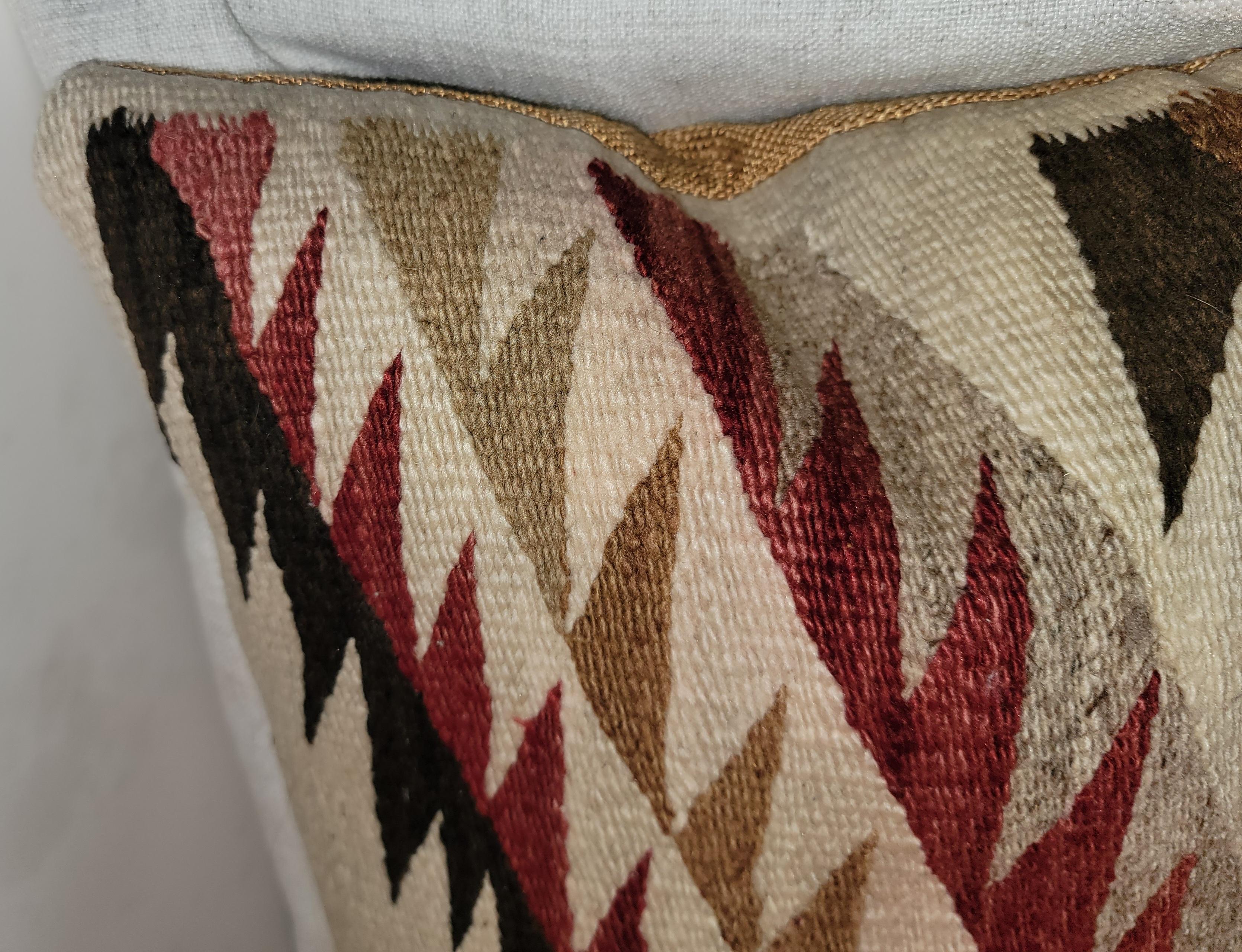 Diese erstaunliche Auge Blender Navajo Indianer Weberei Nackenkissen ist in fantatsic Farben und Zustand.die Rückseite ist in einem tan Baumwolle Leinen. Die Einsätze sind mit Daunen und Federn gefüllt.