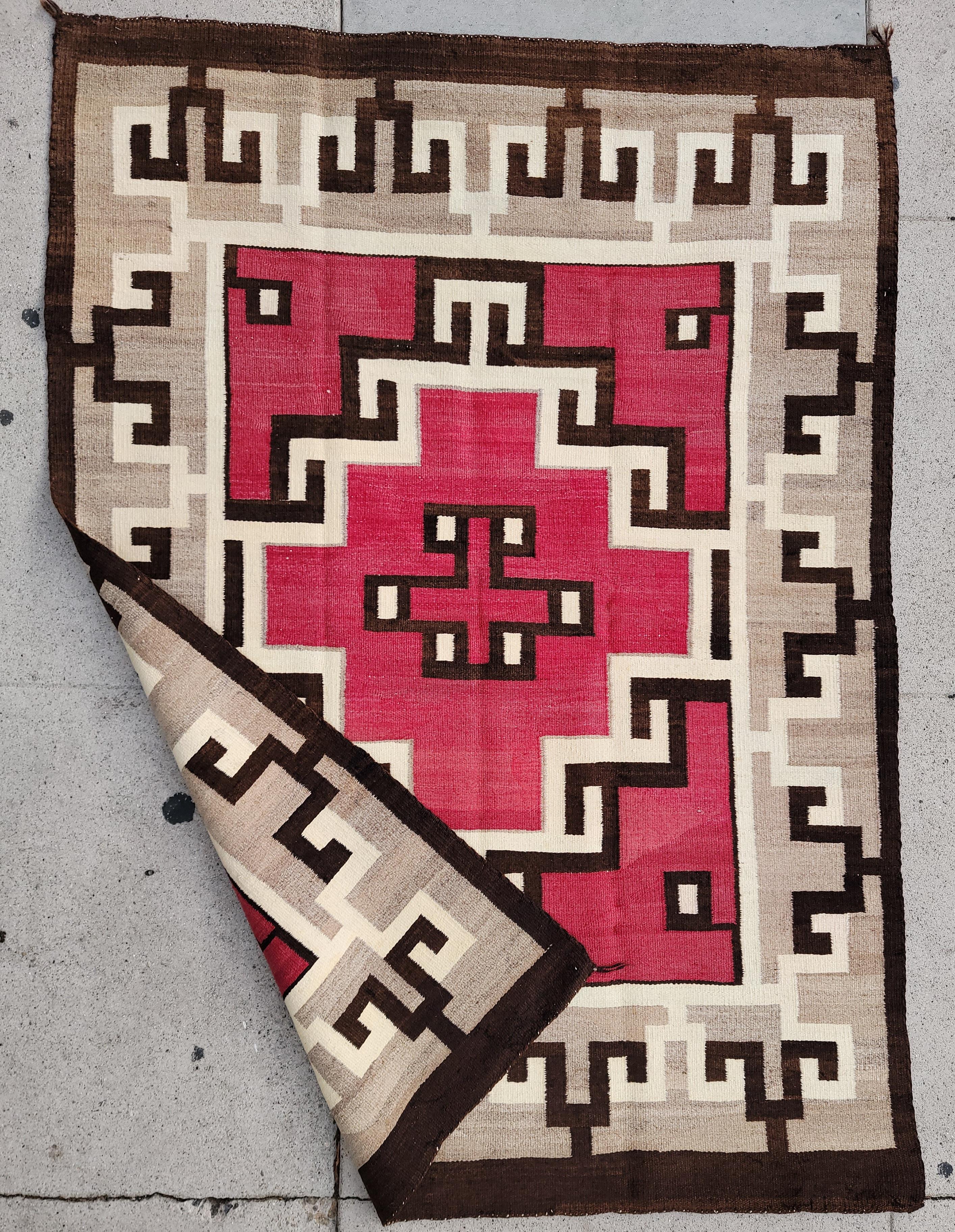 Cet étonnant tissage Navajo du début du 20e siècle / tapis dans le diamant Latchook et rouge centre du tapis. Ce grand tapis est en bon état et a été nettoyé professionnellement. Il est très difficile de trouver des tissages de cette taille dans un