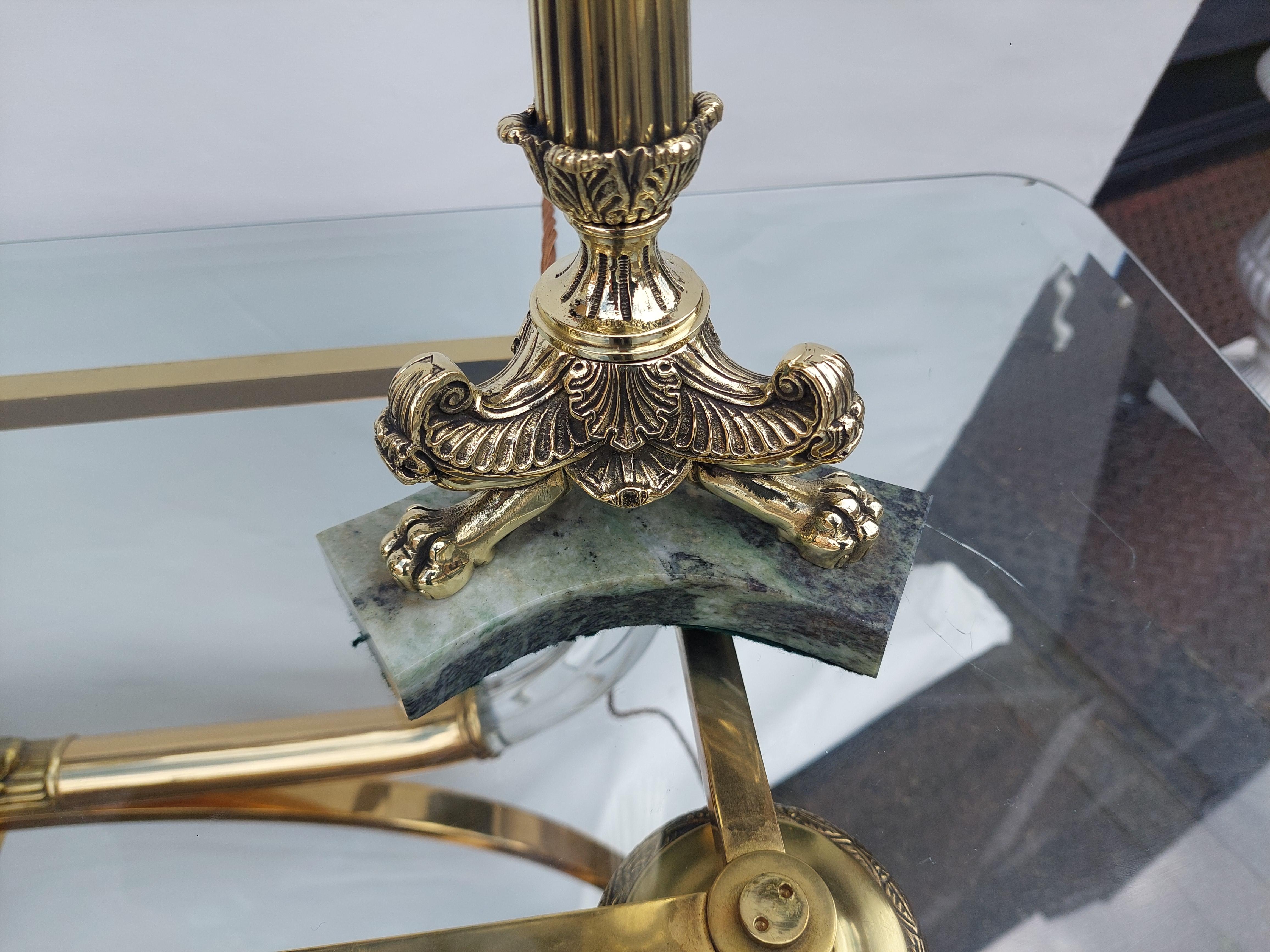 Lámpara de mesa neoclásica de latón de principios del siglo XX Renacimiento neoclásico en venta