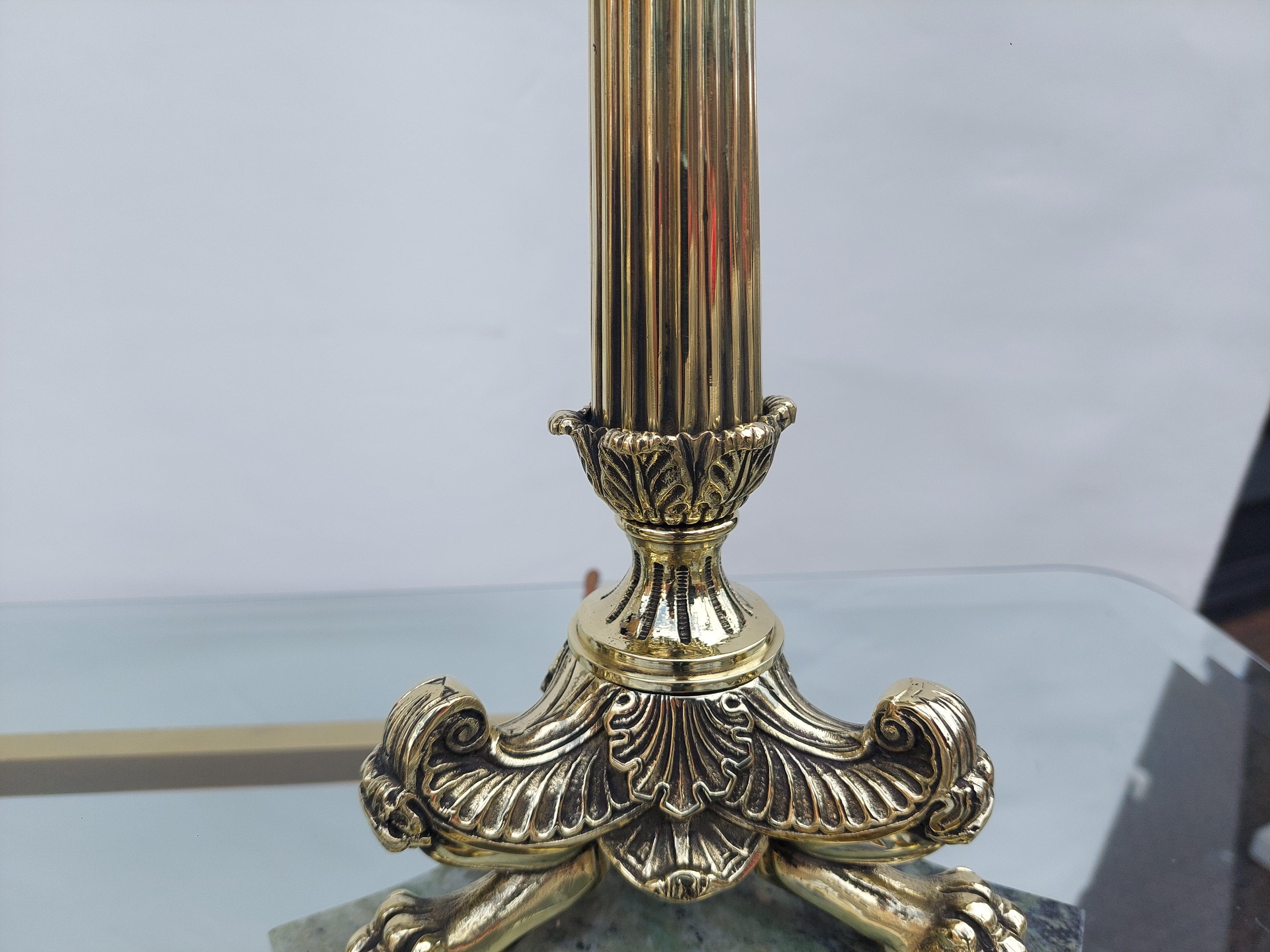 Lámpara de mesa neoclásica de latón de principios del siglo XX Inglés en venta