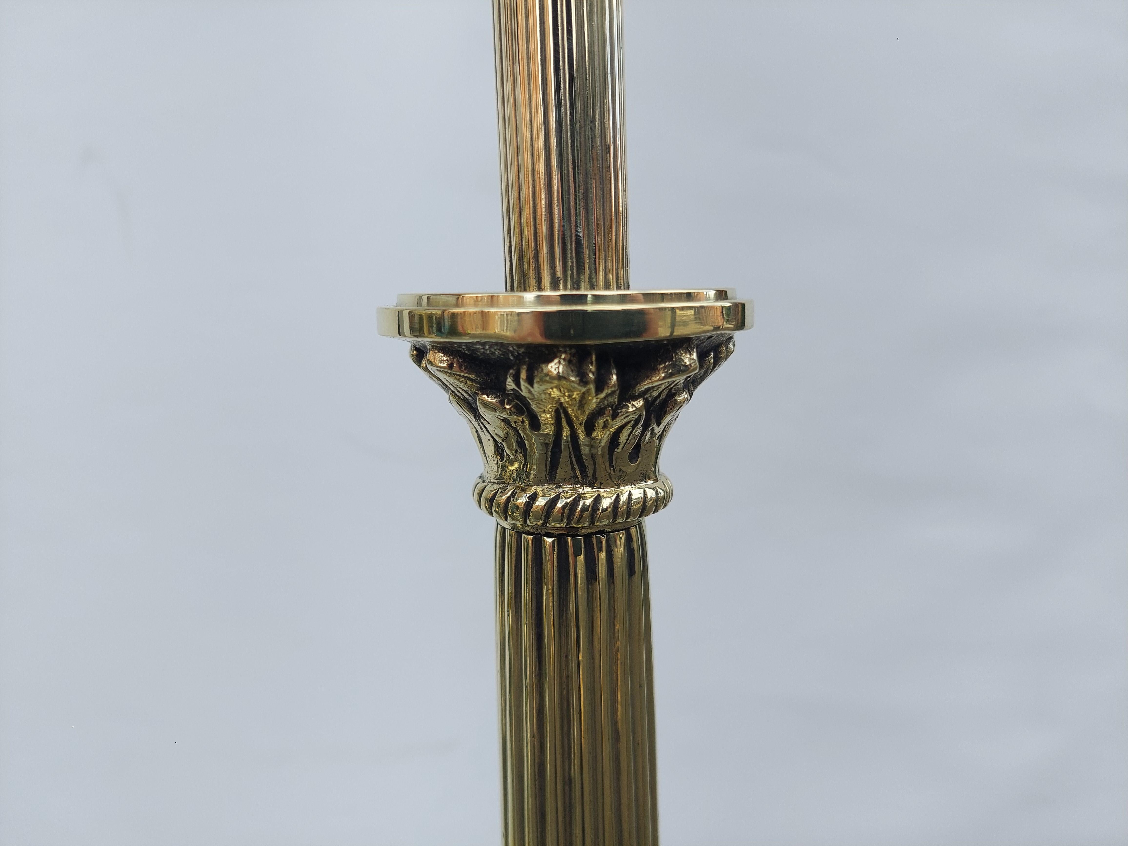 Lámpara de mesa neoclásica de latón de principios del siglo XX en Bueno estado para la venta en Altrincham, GB