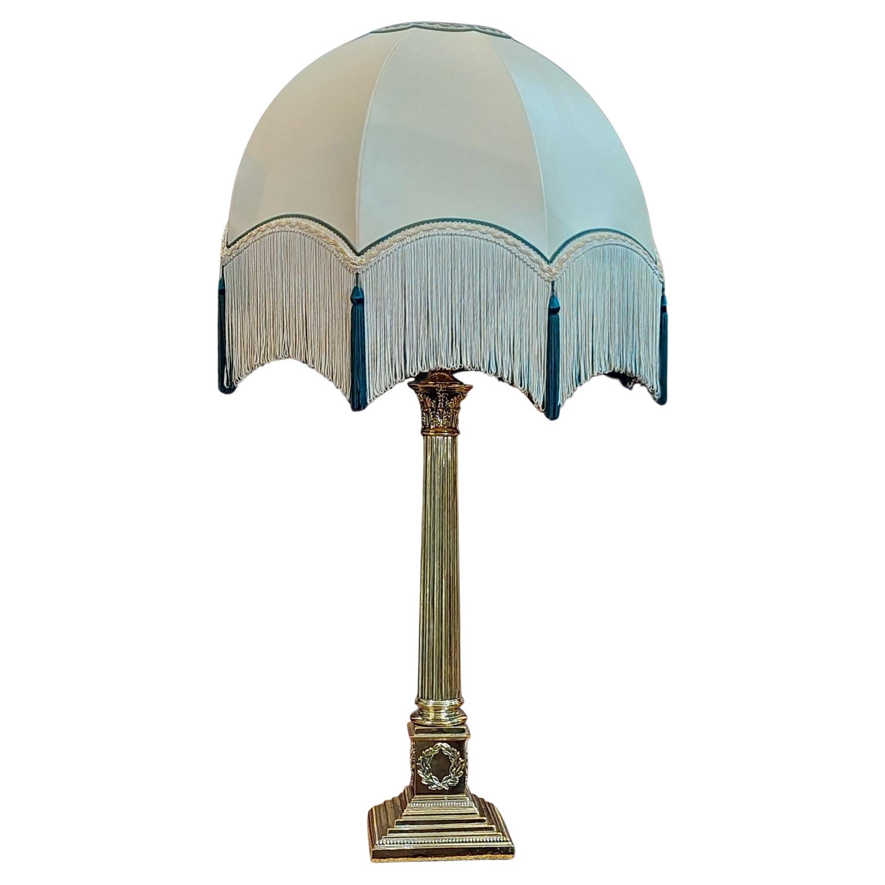 Début du 20e siècle Lampe de table en laiton au design néoclassique