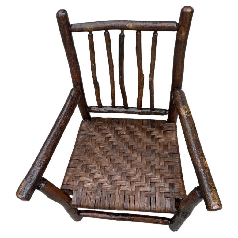 Sedia per bambini in Old Hickory dei primi anni '20 con seduta sostituita e intrecciata a mano.