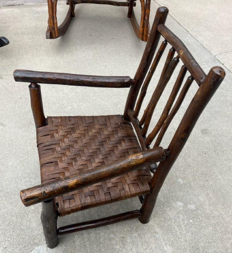 Fatto a mano Sedia per bambini in legno vecchio di Hickory dei primi anni '20 in vendita