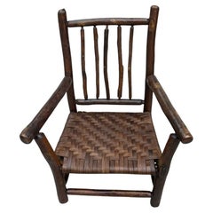 Sedia per bambini in legno vecchio di Hickory dei primi anni '20