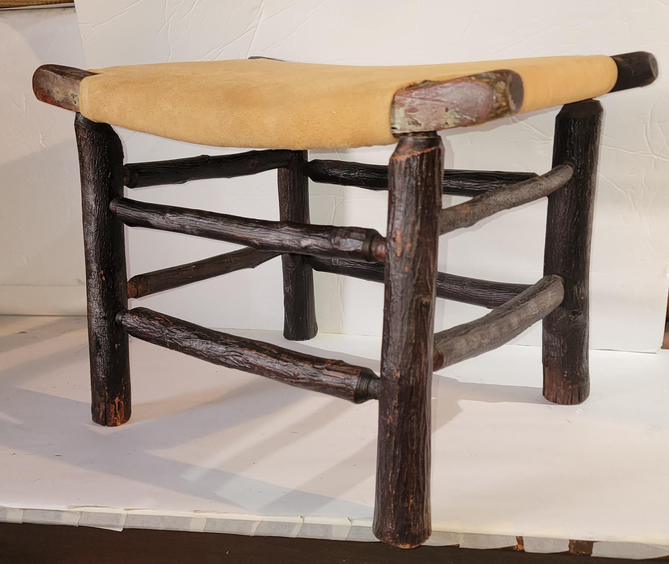 20Thc Old Hickory Fußhocker in erstaunlichen Zustand mit einem neuen Wildleder seat.Its wurde neu  gepolstert mit Wildleder über dem handgefertigten Binsen-Sitz.