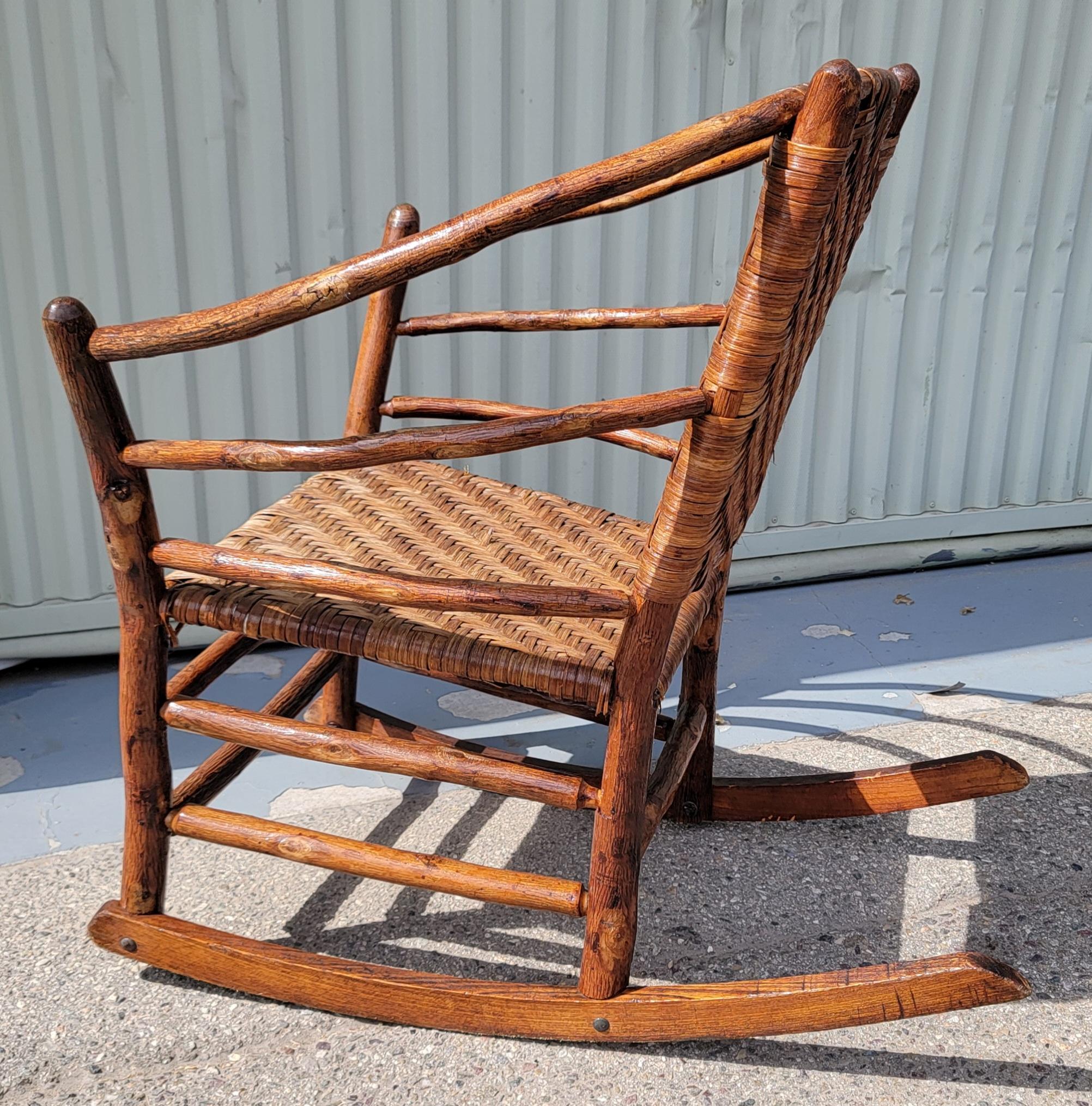 Este increíble estado firmado  Old Hickory Furniture Company  la mecedora es un estilo con respaldo de barril  Esta mecedora es muy cómoda y combina con cualquier decoración.