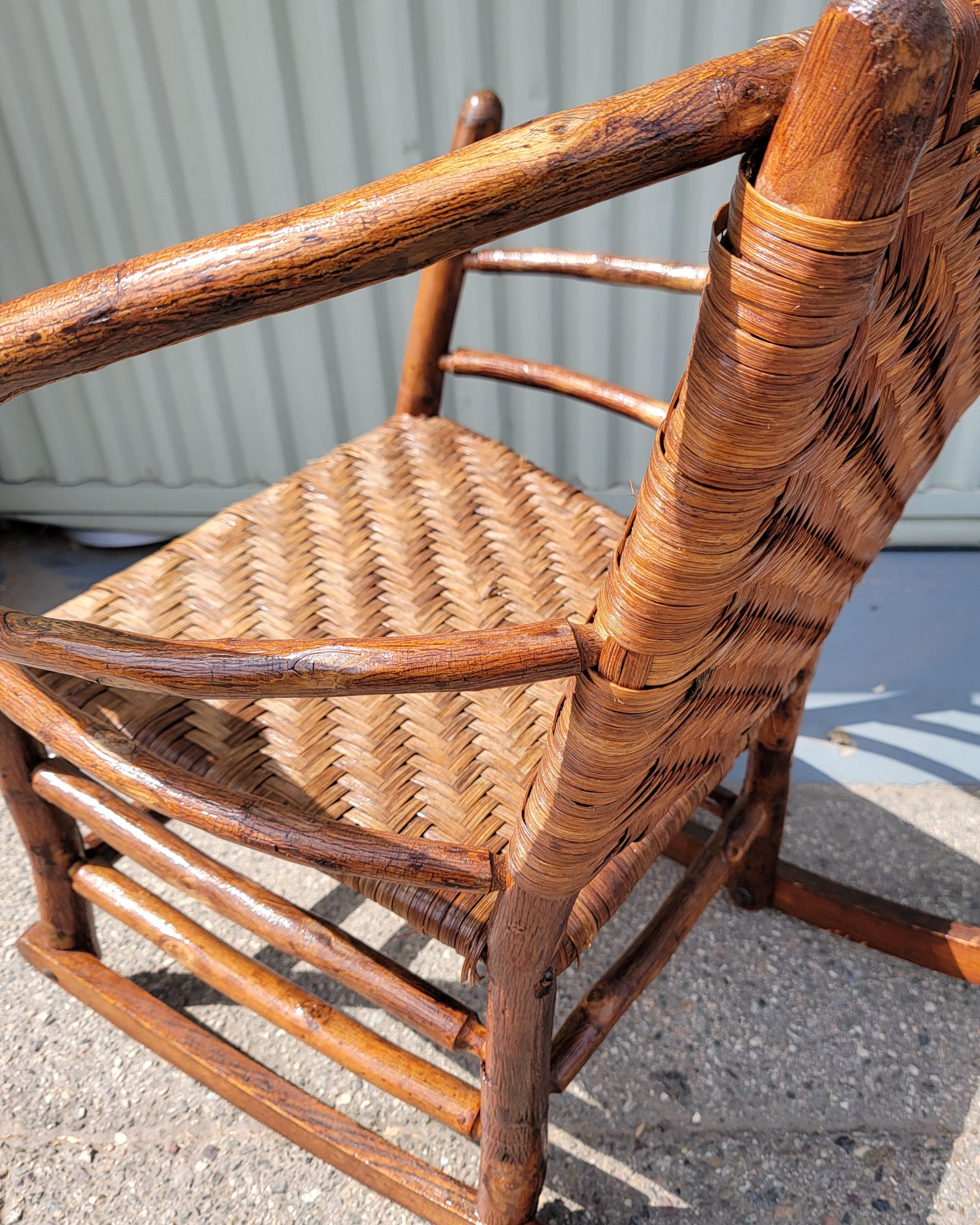 Silla mecedora de nogal americano de principios del siglo XX Adirondack en venta
