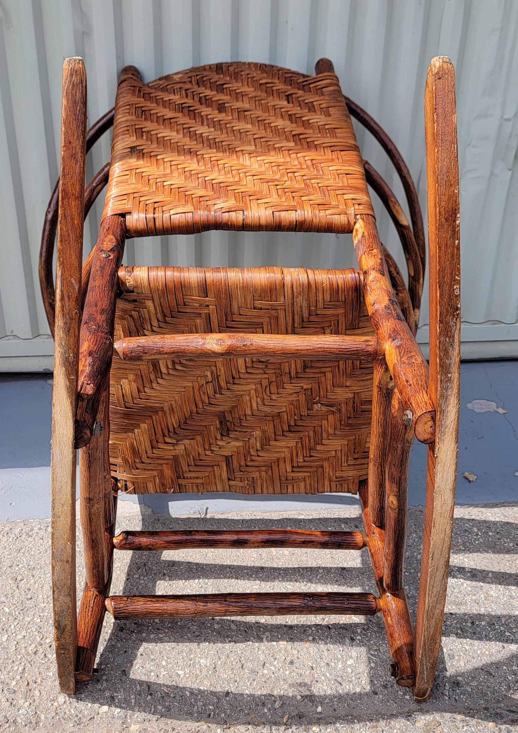 Silla mecedora de nogal americano de principios del siglo XX Estadounidense en venta