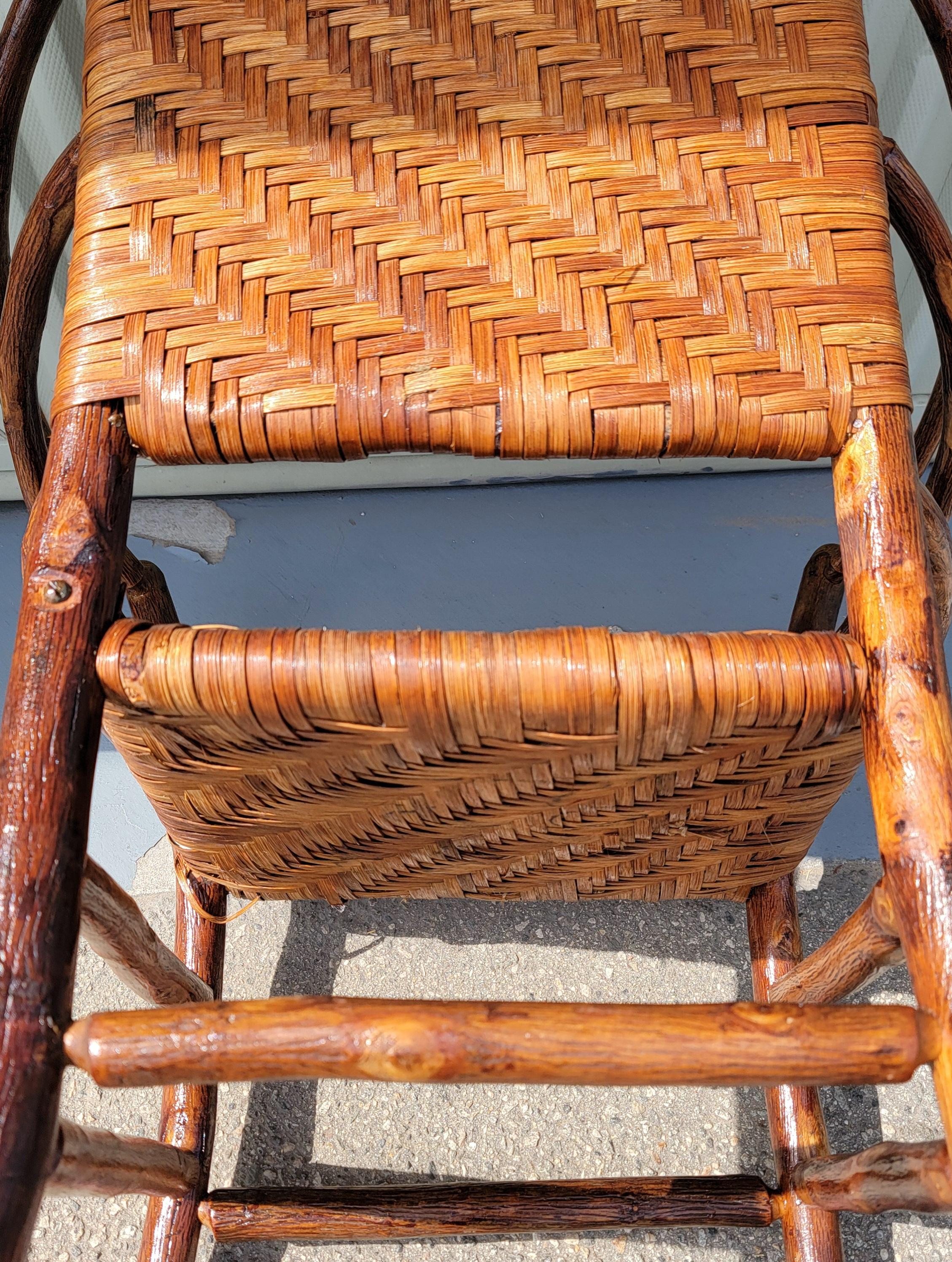 Silla mecedora de nogal americano de principios del siglo XX Hecho a mano en venta