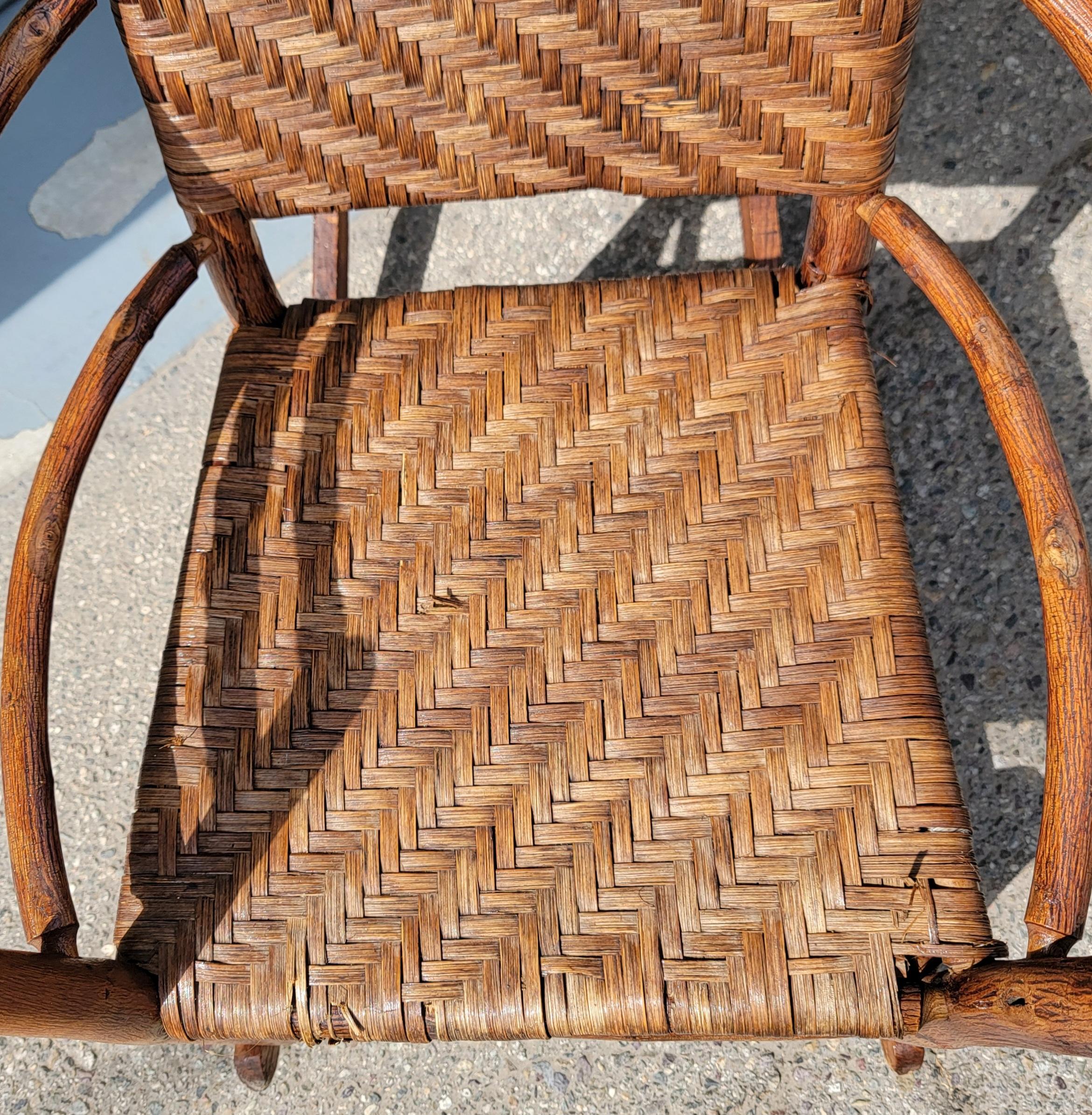 Silla mecedora de nogal americano de principios del siglo XX Madera en venta