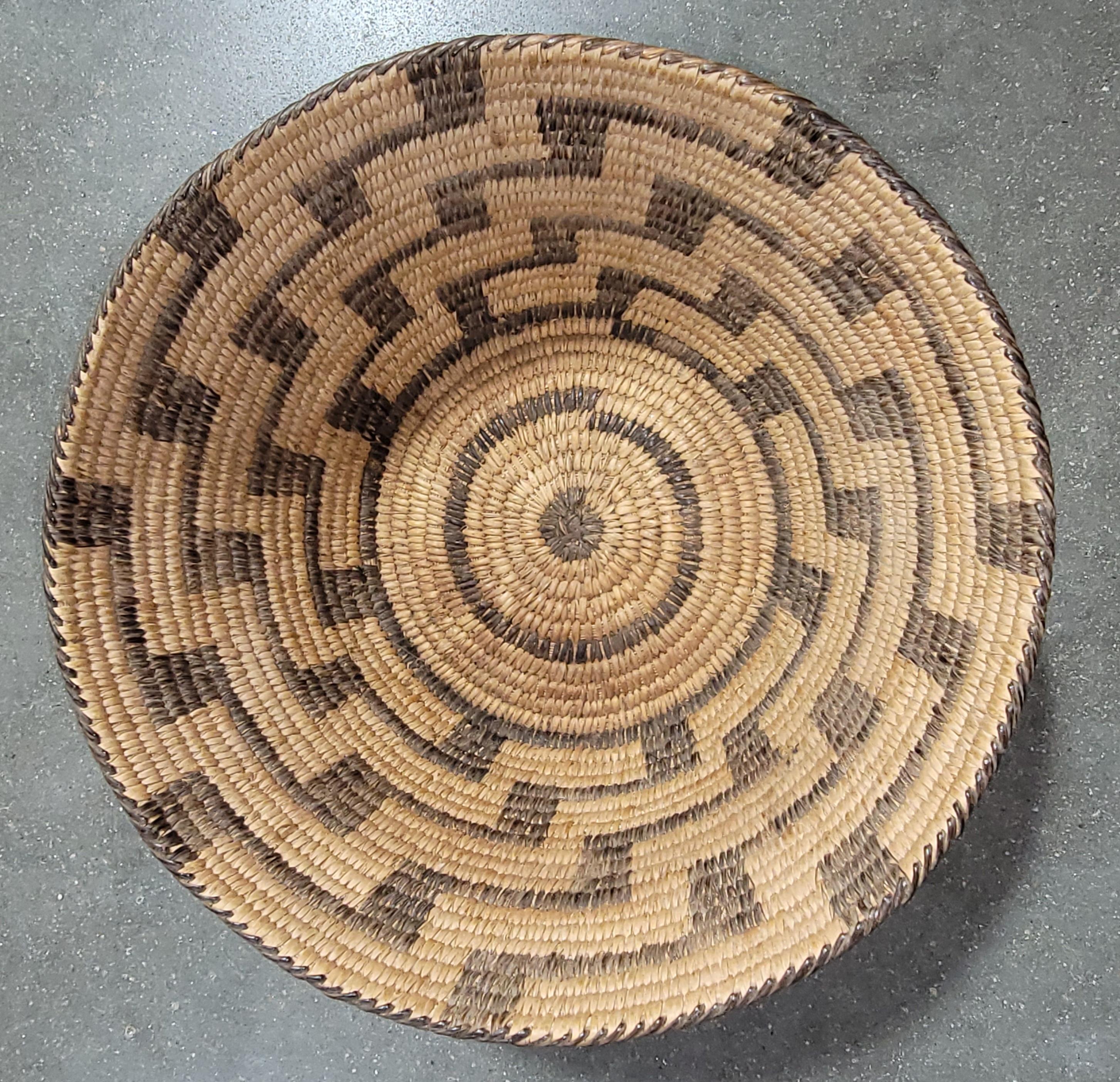 Questo cesto indiano Pima a trama fitta e fine è in condizioni immacolate e presenta un grande disegno geometrico a zig zag.
Proviene da un'incredibile collezione indiana.