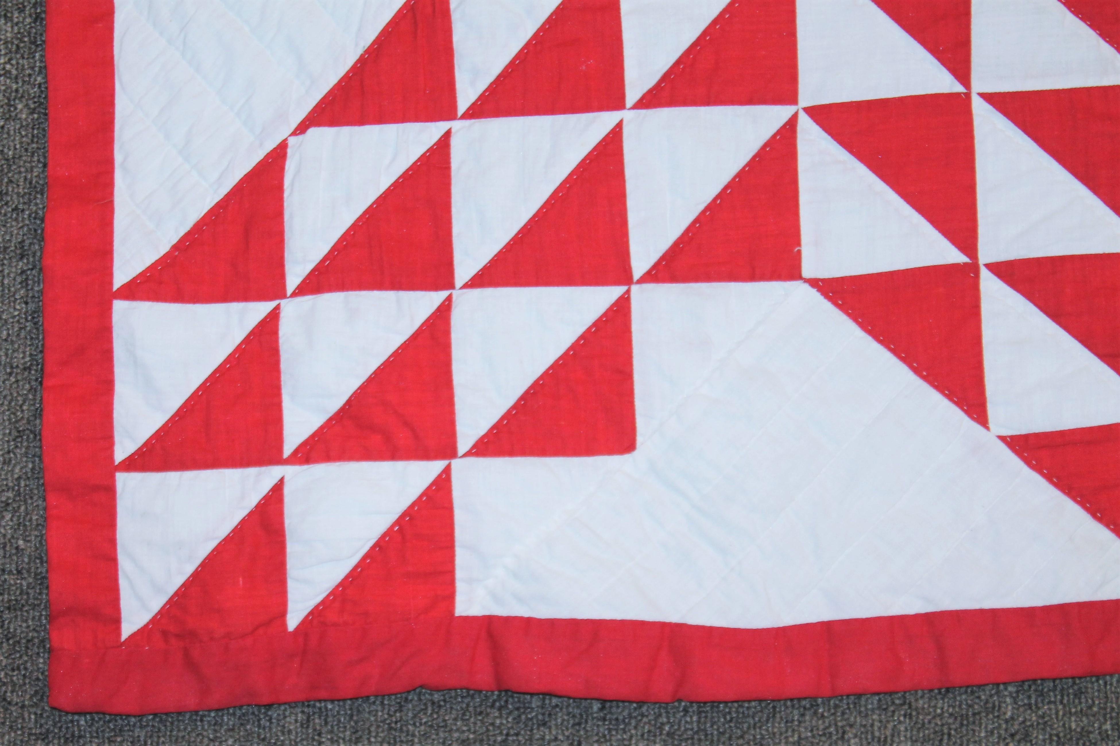 Early 20th Century Red and White Ocean Waves Quilt In Good Condition In Los Angeles, CA