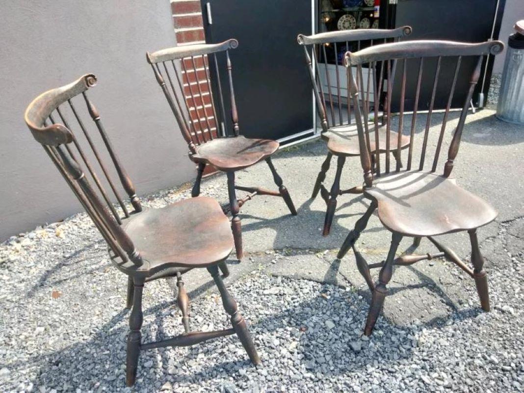 Ce jeu de chaises Windsor assorties est un banc du 20ème siècle fabriqué pour ressembler aux chaises Windsor papillon du début du 18ème siècle de la Nouvelle Angleterre.