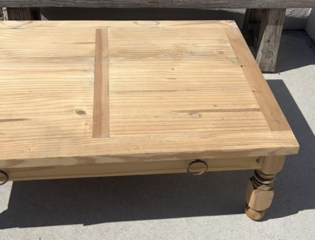 Früher mexikanischer Couchtisch aus Holz mit zwei Schubladen. Handgefertigt & geschnitzt  gebleichtes Kiefernholz. Sie können diesen coolen, handgefertigten Couchtisch so belassen, wie er ist, oder ihn mit Ihrem eigenen Lieblingsfinish versehen.
