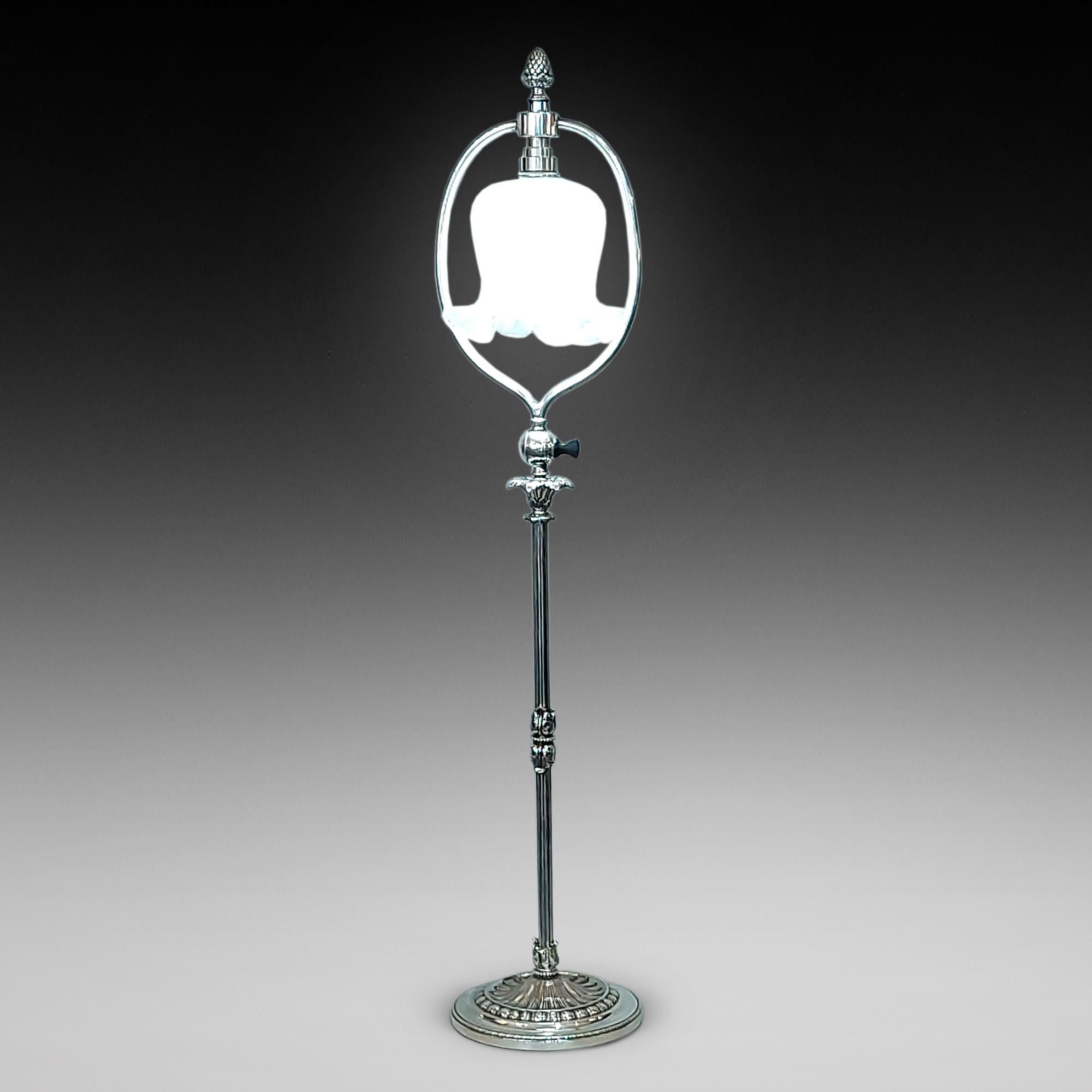 Lámpara eléctrica estilo Farraday & Son de principios del siglo XX, plateada, con pantalla de cristal abierta sostenida por un esbelto vástago acanalado - 6