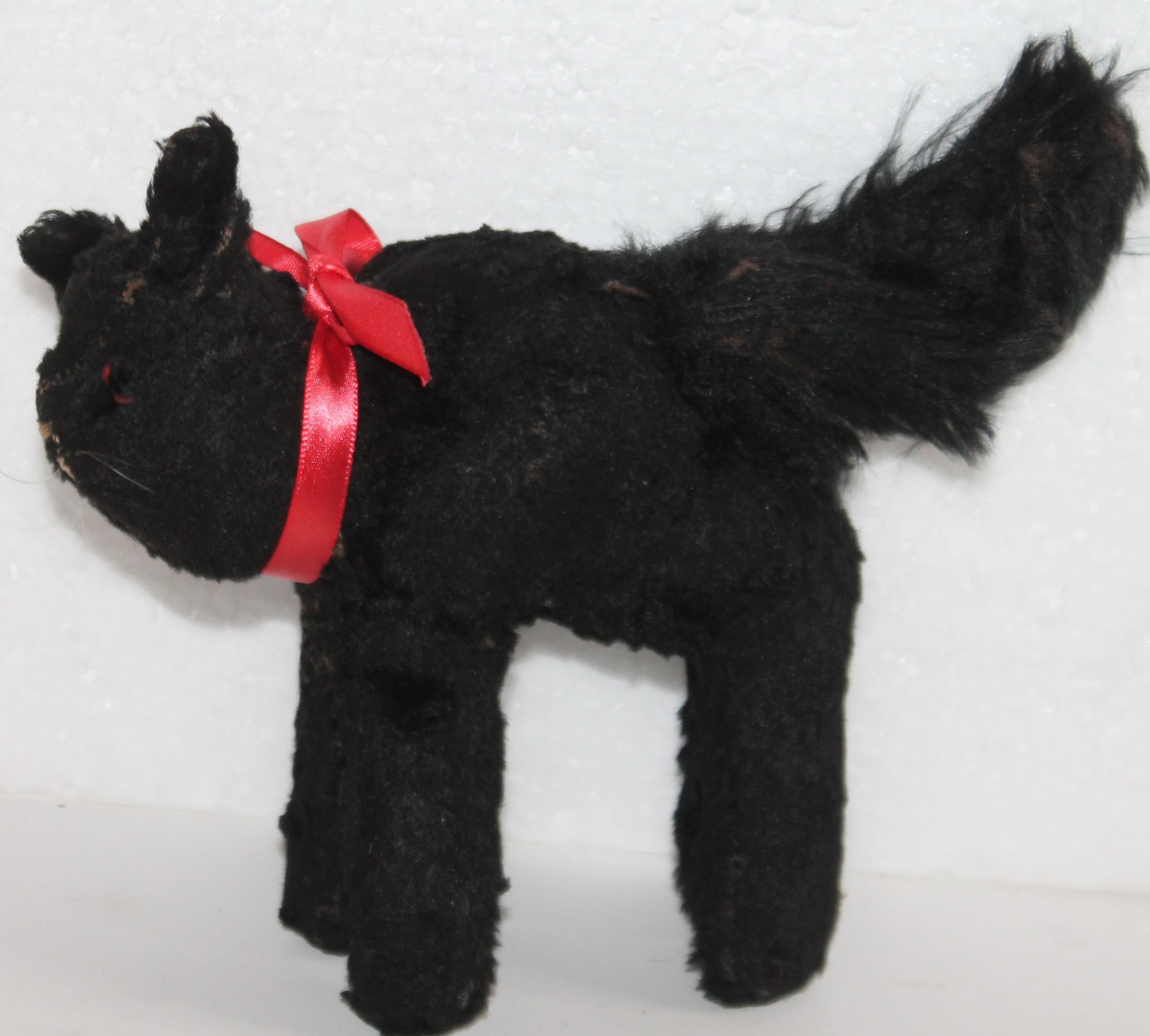 Early 20th Century Straw Stuffed Black Cats In Good Condition In Los Angeles, CA