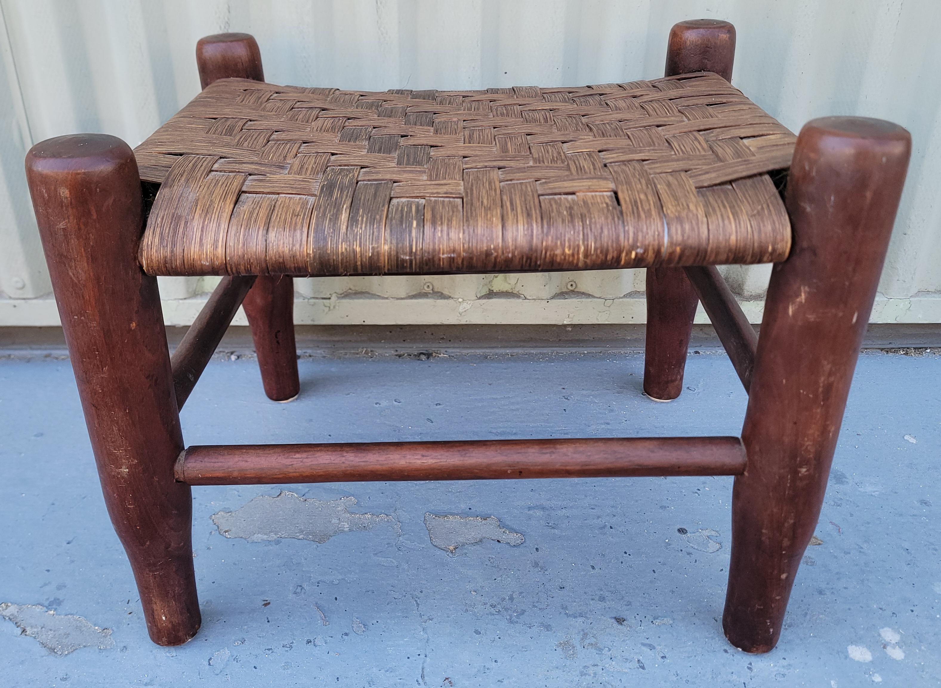 Taburete de pie de nogal de principios del siglo XX en Bueno estado para la venta en Los Angeles, CA