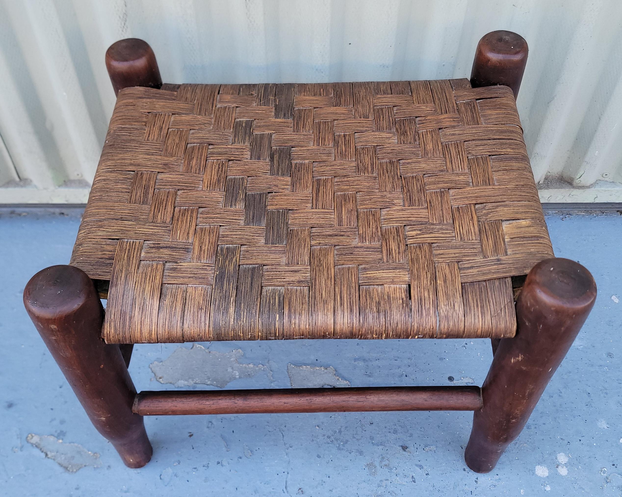 Taburete de pie de nogal de principios del siglo XX Madera en venta