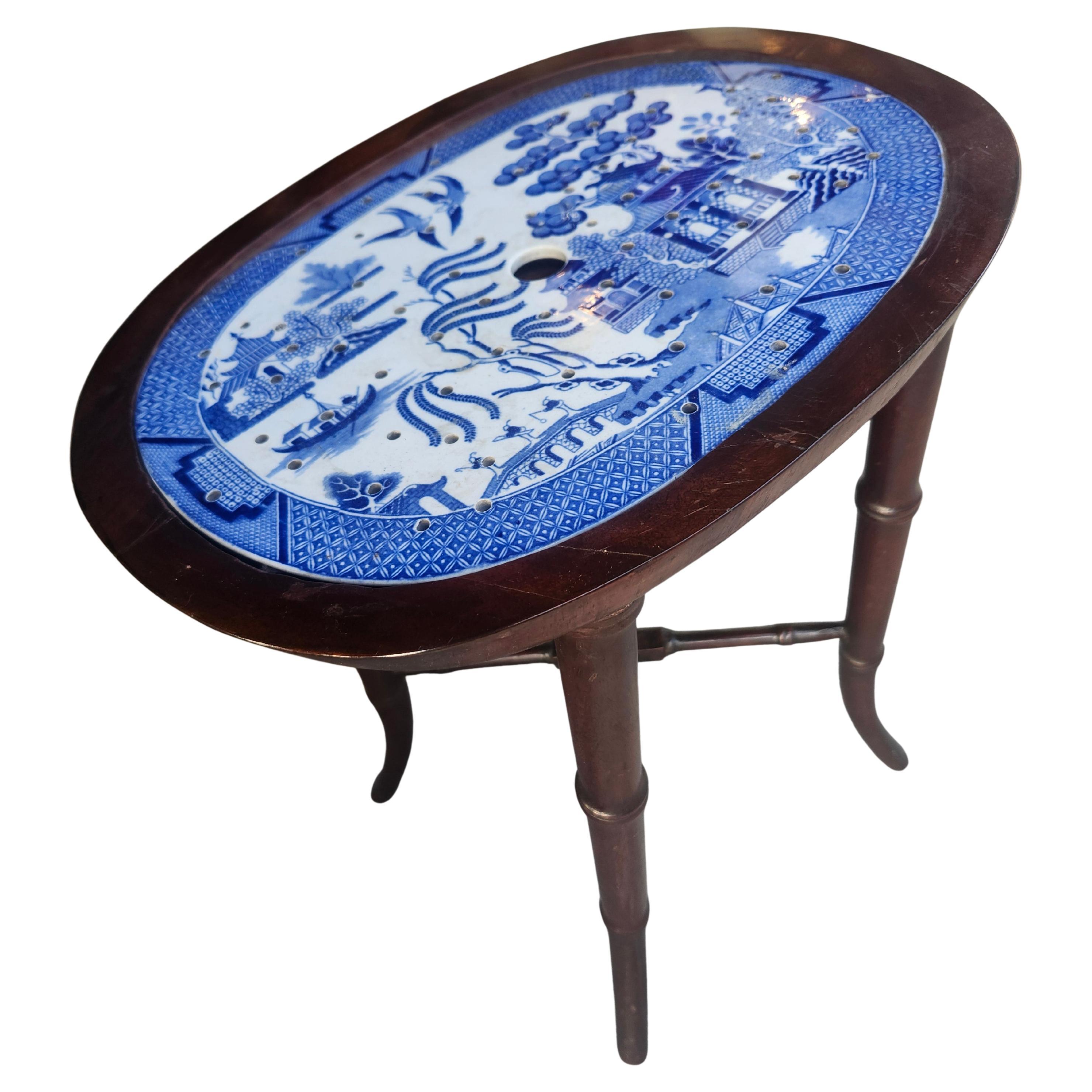 Fabuloso y difícil de encontrar ejemplo de mesa para platos de calentamiento en un patrón de sauce azul de Allertons. Plato perforado que permite que el recipiente de calor se disipe sin afectar a la base de madera. Con una base de imitación de