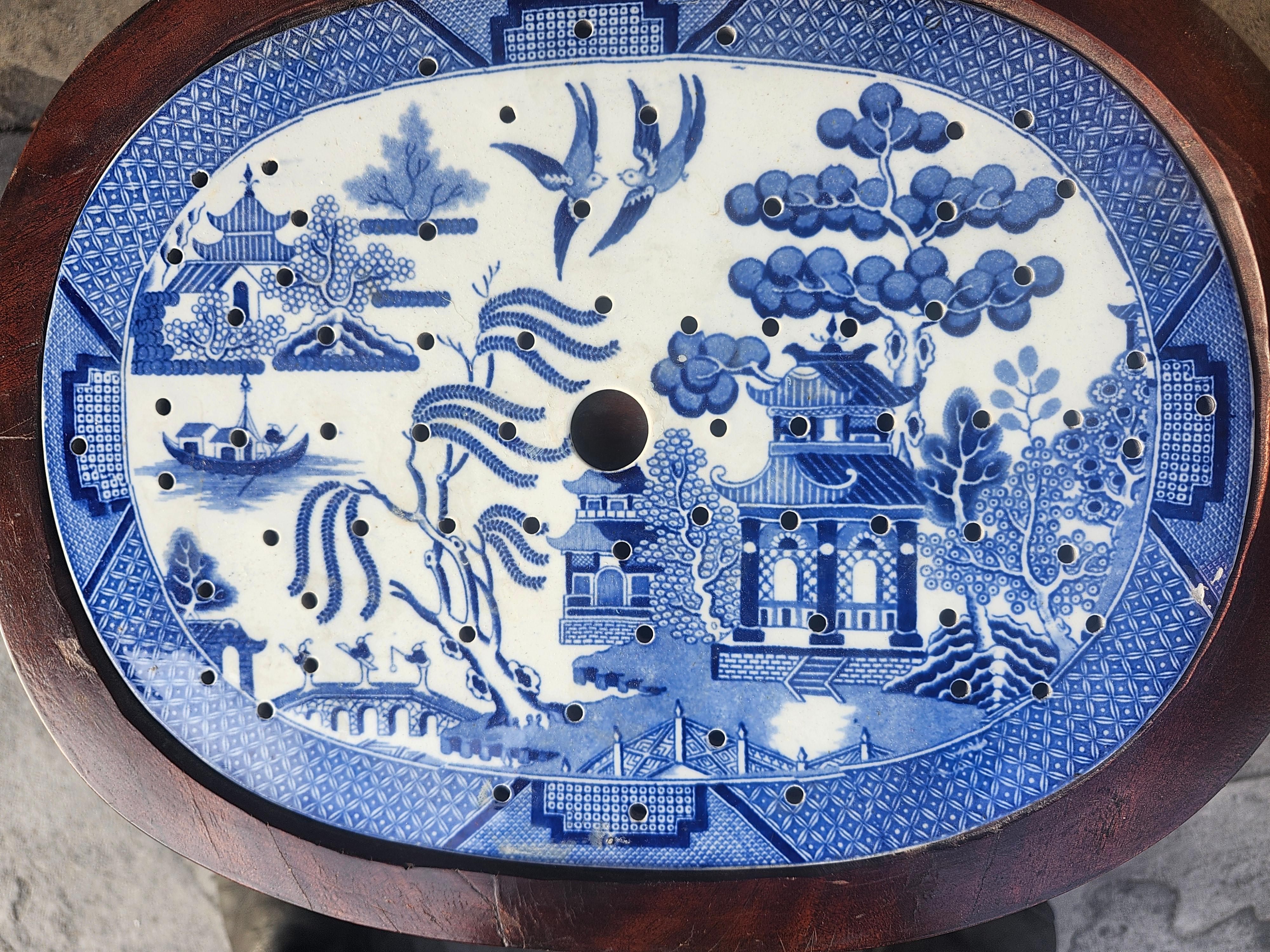 Juego de platos de nogal y piedra de hierro sauce azul de principios del siglo XX en mesa de calentamiento Raro Jorge III en venta