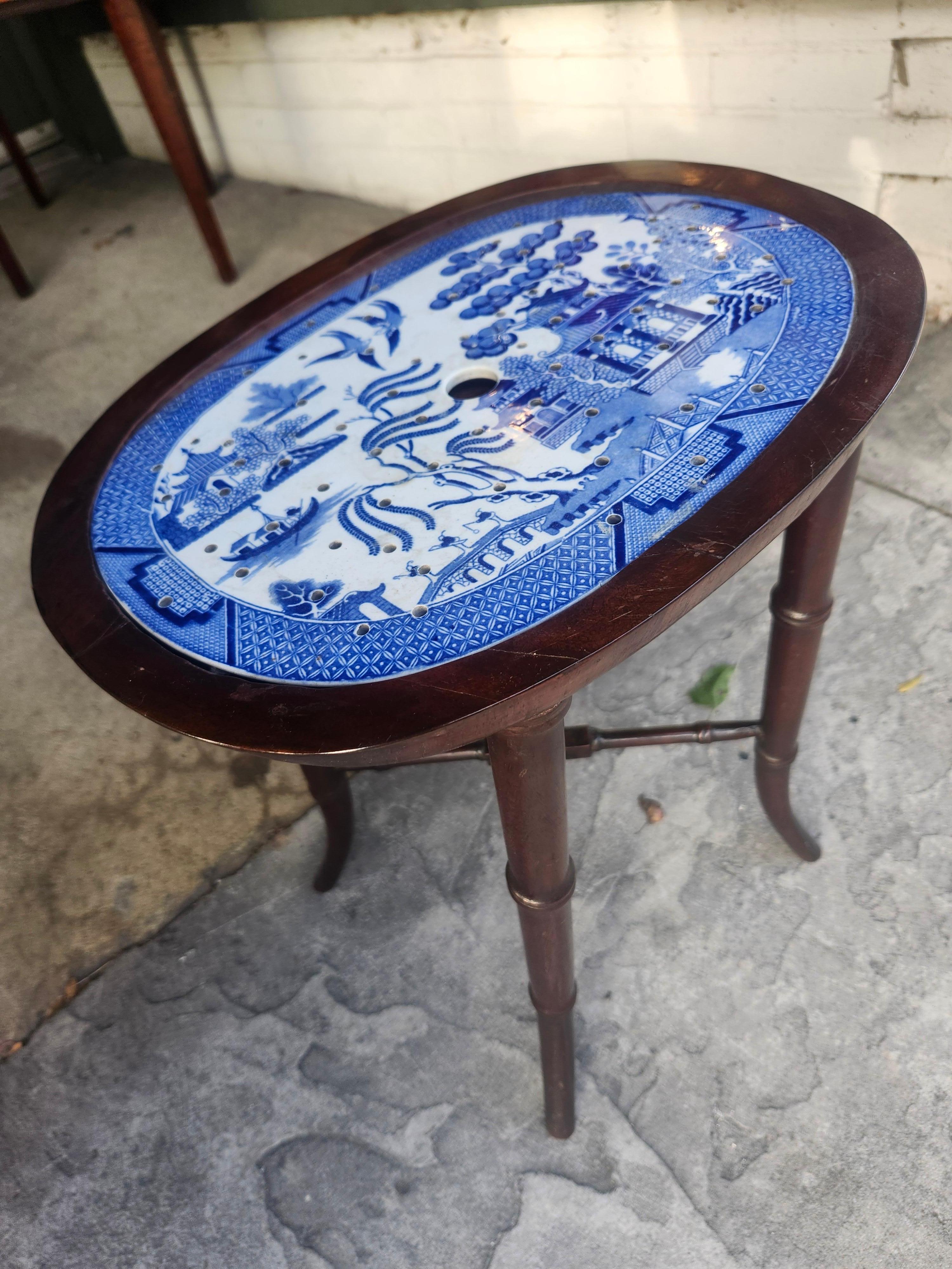 Juego de platos de nogal y piedra de hierro sauce azul de principios del siglo XX en mesa de calentamiento Raro Glaseado en venta