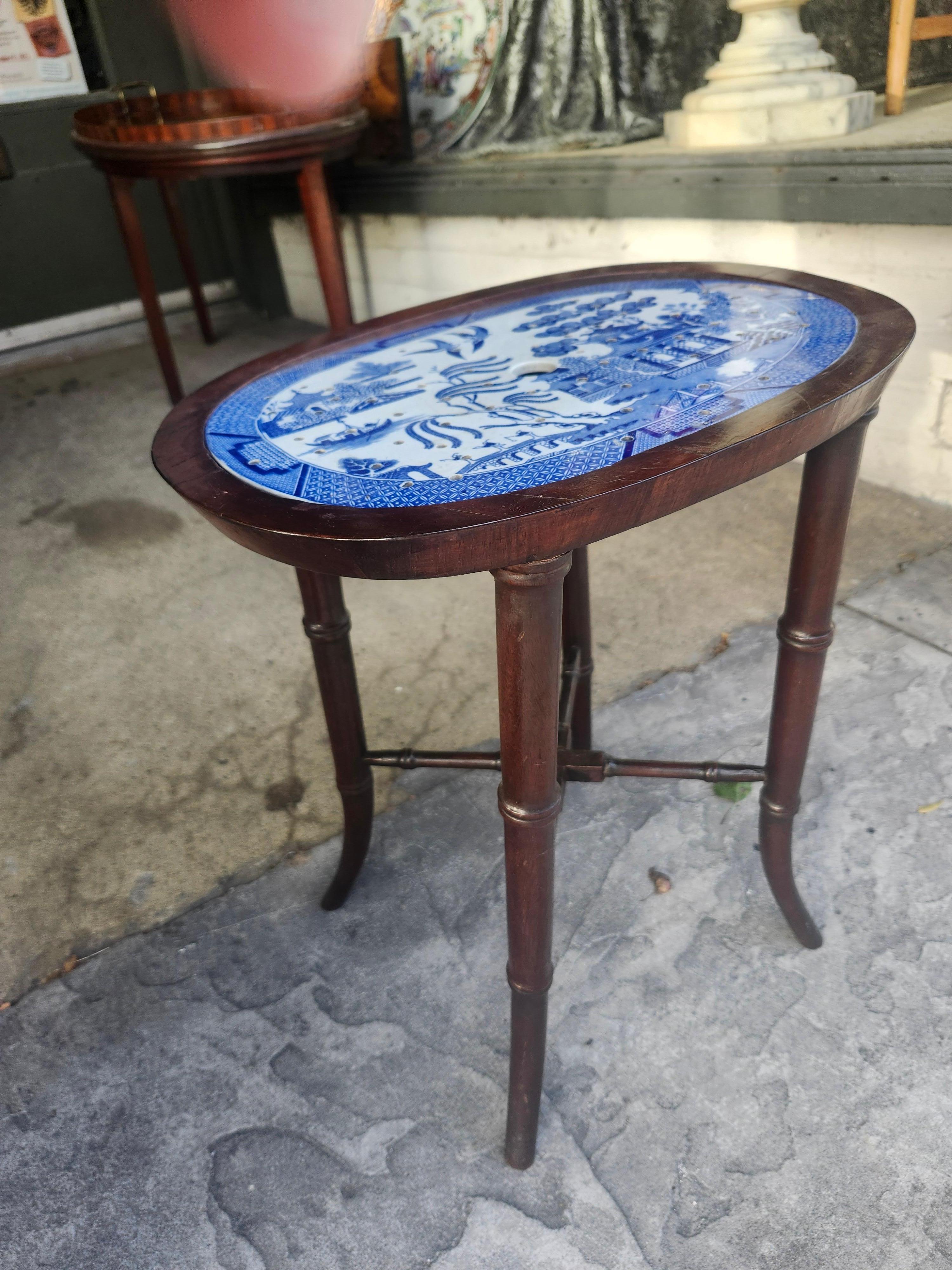 Juego de platos de nogal y piedra de hierro sauce azul de principios del siglo XX en mesa de calentamiento Raro en Bueno estado para la venta en Port Jervis, NY