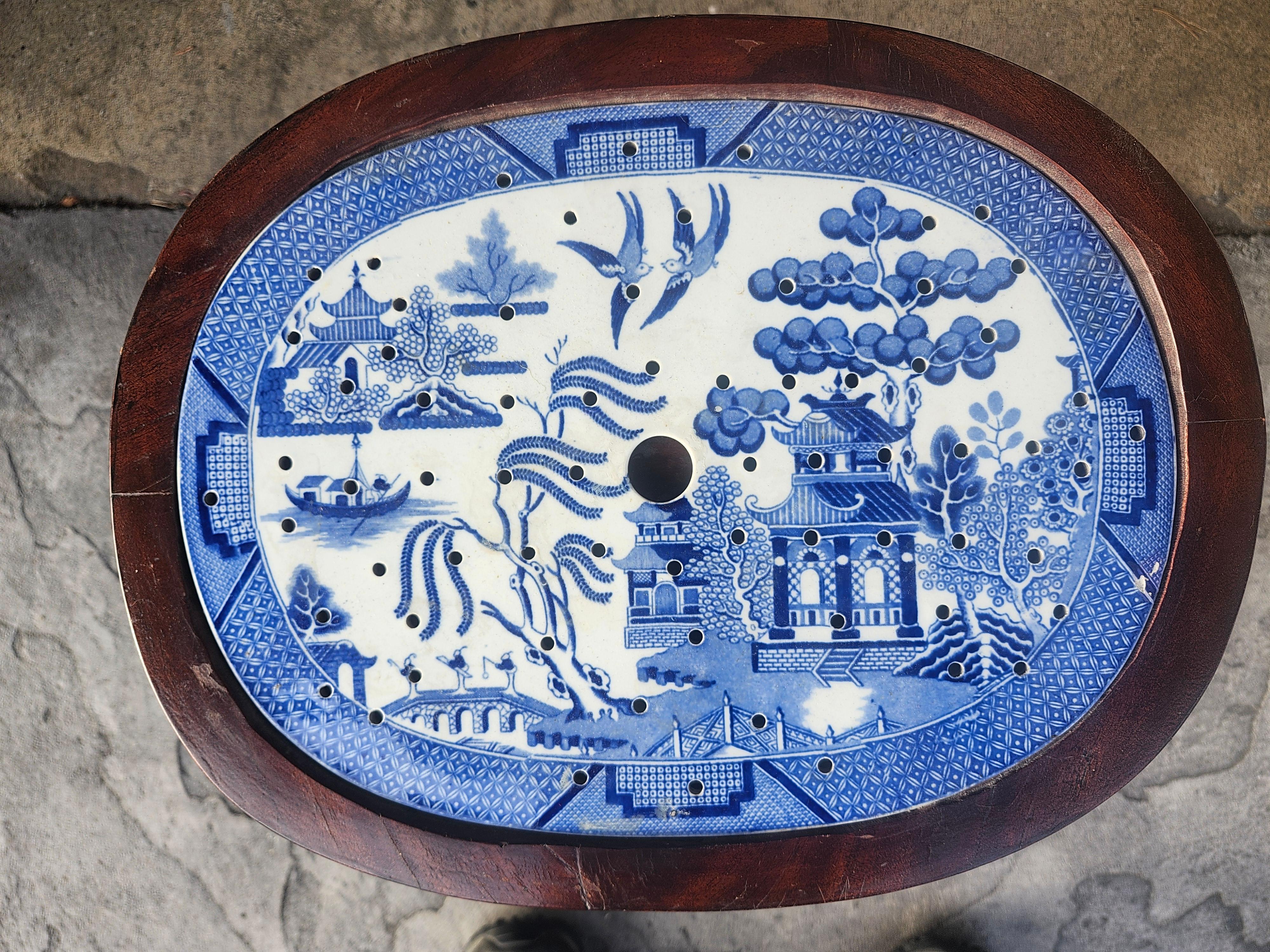Juego de platos de nogal y piedra de hierro sauce azul de principios del siglo XX en mesa de calentamiento Raro en venta 1