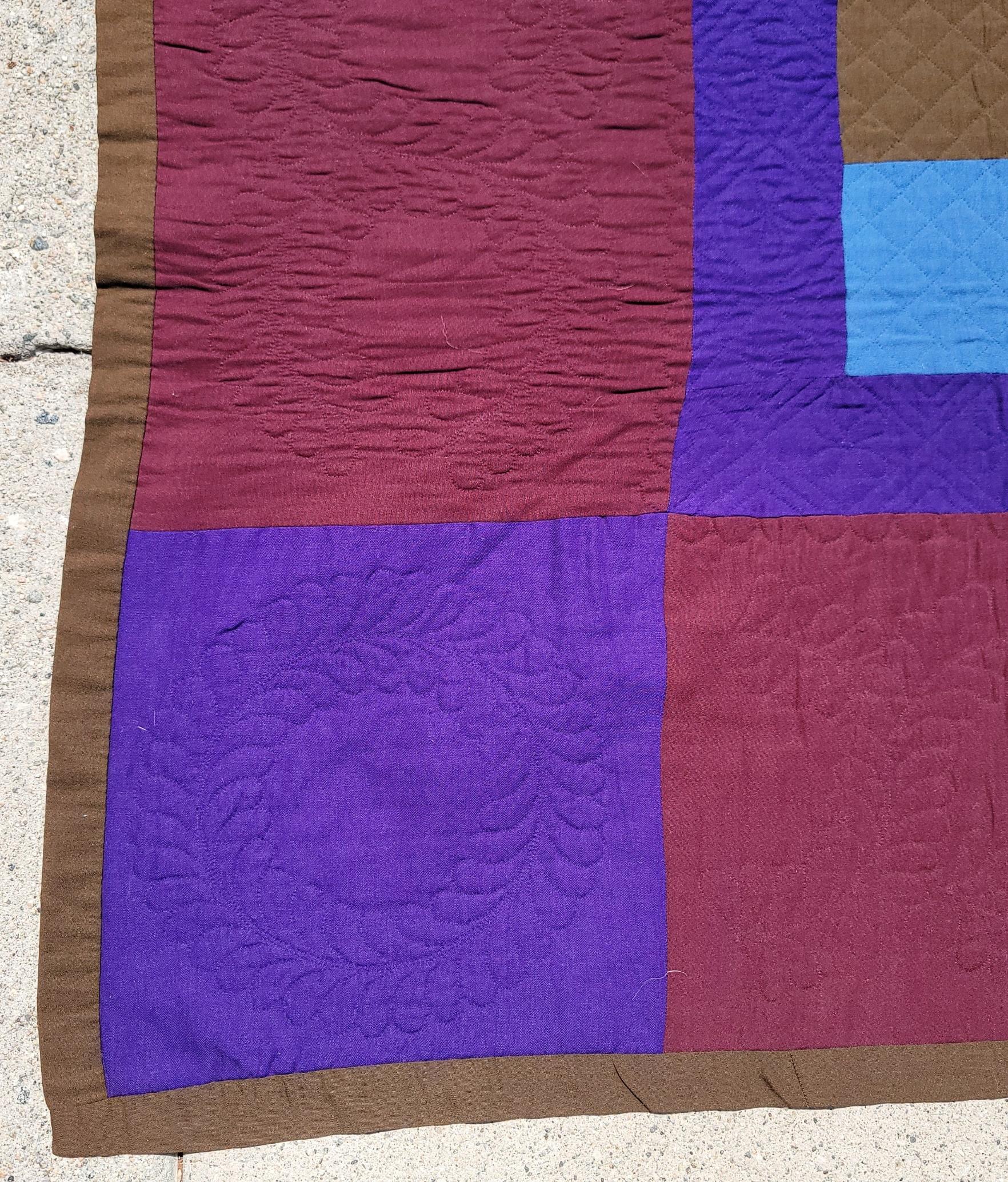 Colcha de lana amish del condado de Lancaster, Pennsylvania, en perfecto estado, con barras de color azul huevo de petirrojo y marrón almendra con bloques de esquina y marco morados. Los bordes exteriores son de color granate y están acolchados con