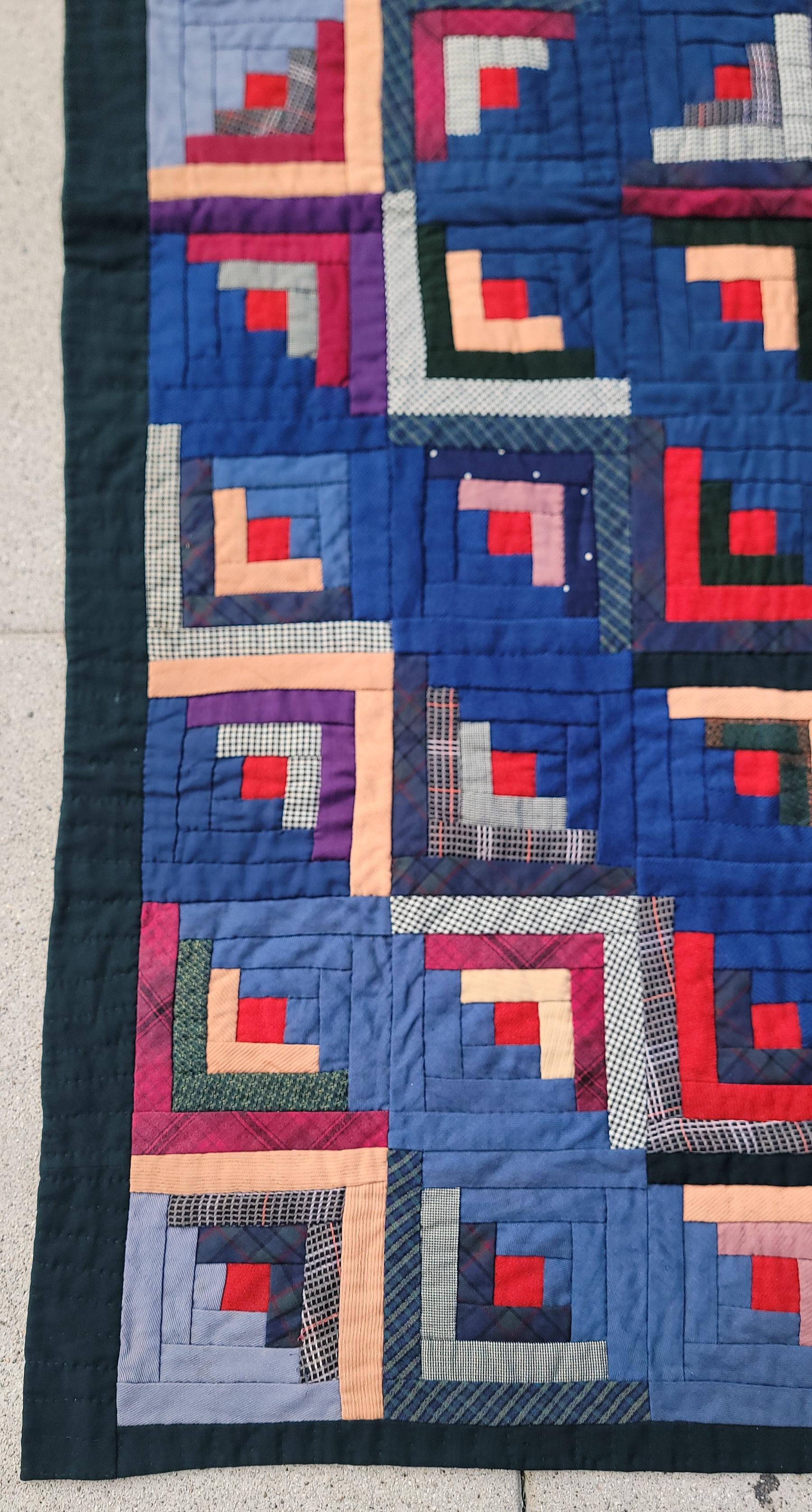 Cabine di legno in lana Hand Made realizzate nel Regno Unito.  inizio del XX secolo. Il fienile incontaminato di Cabine di legno ha meravigliosi colori maschili e brillanti. La rilegatura scura e il bordo sono in ottime condizioni. Colori intensi e