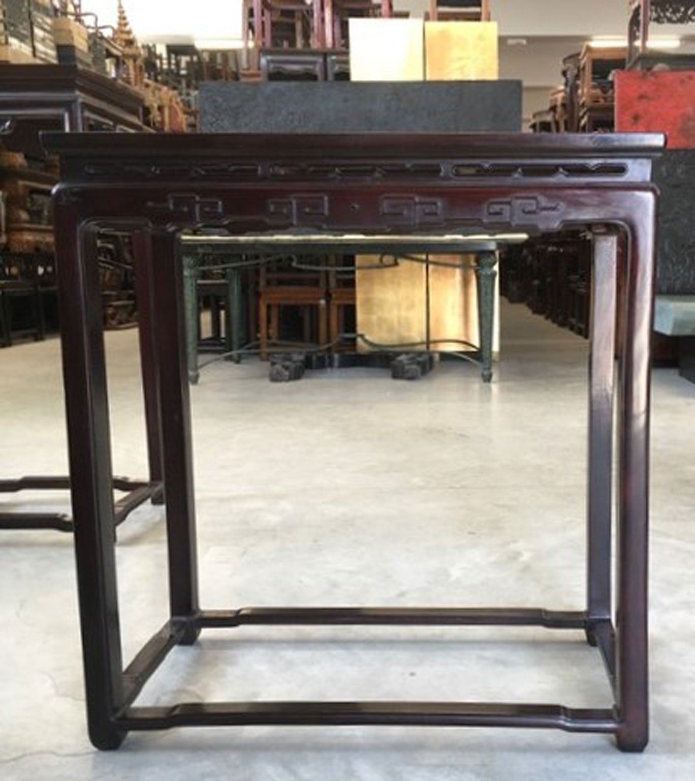 It is not easy to find this elegant console, that has very useful dimensions and has the top made in the precious Carrara marble.
This is a piece that find its origin in China, in the Mid-Century and earlier and for its shape can attribuited nearest