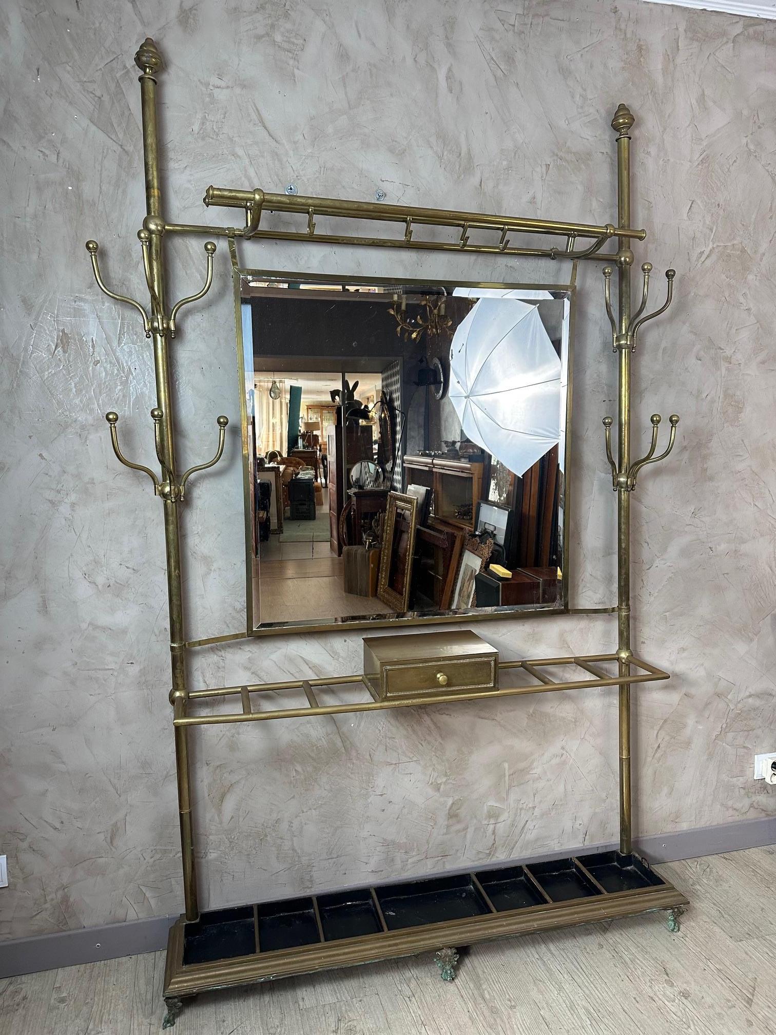 Superbo albero da sala in ottone risalente agli inizi del XX secolo, tipico dell'eleganza degli interni della Belle Époque.
Presenta una struttura architettonica con uno specchio centrale smussato, un ripiano superiore a binario, un piccolo cassetto