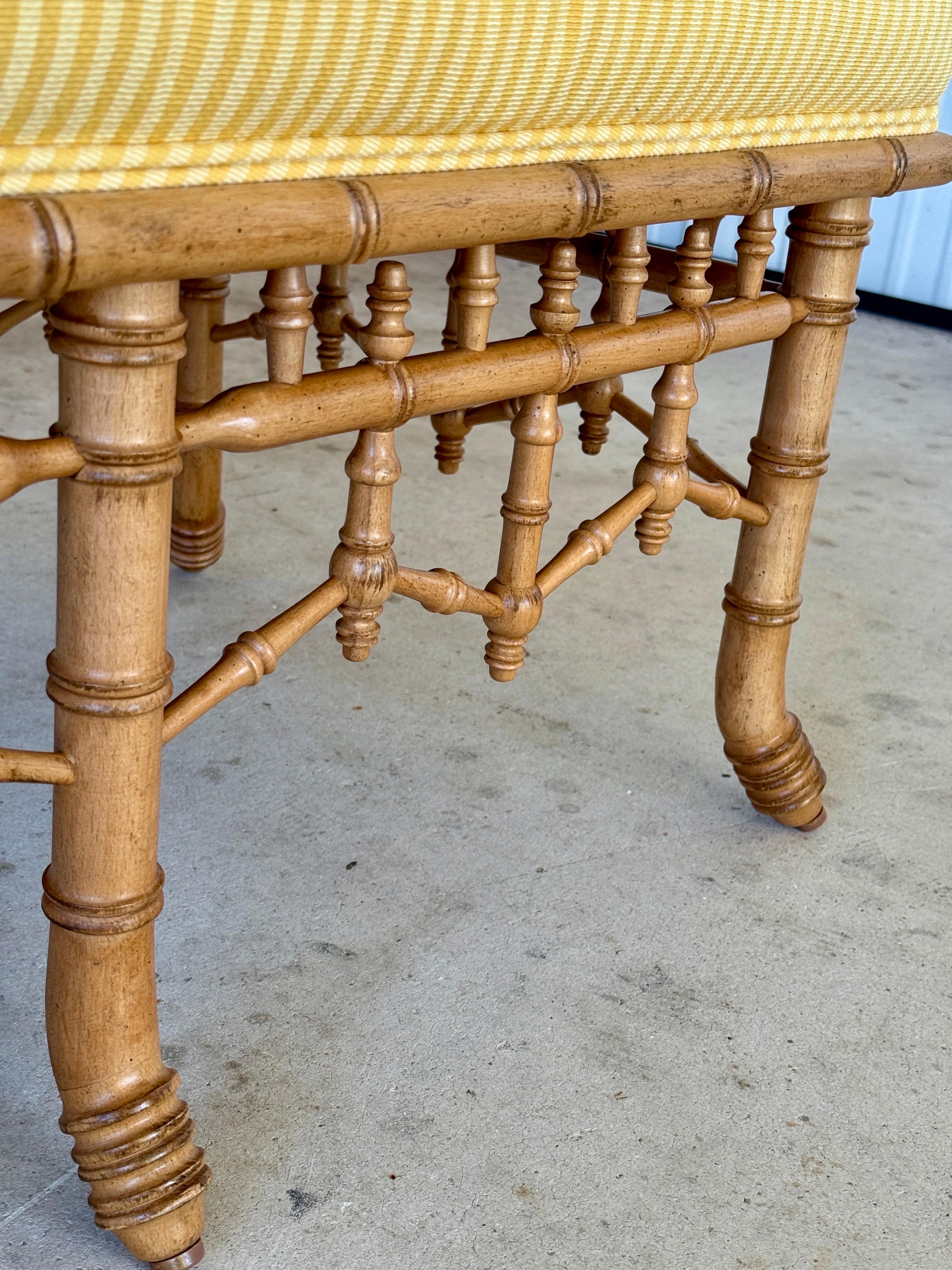 Banco tapizado de bambú sintético Schumacher Regency Chinoiserie de principios del siglo XXI Hecho a mano en venta