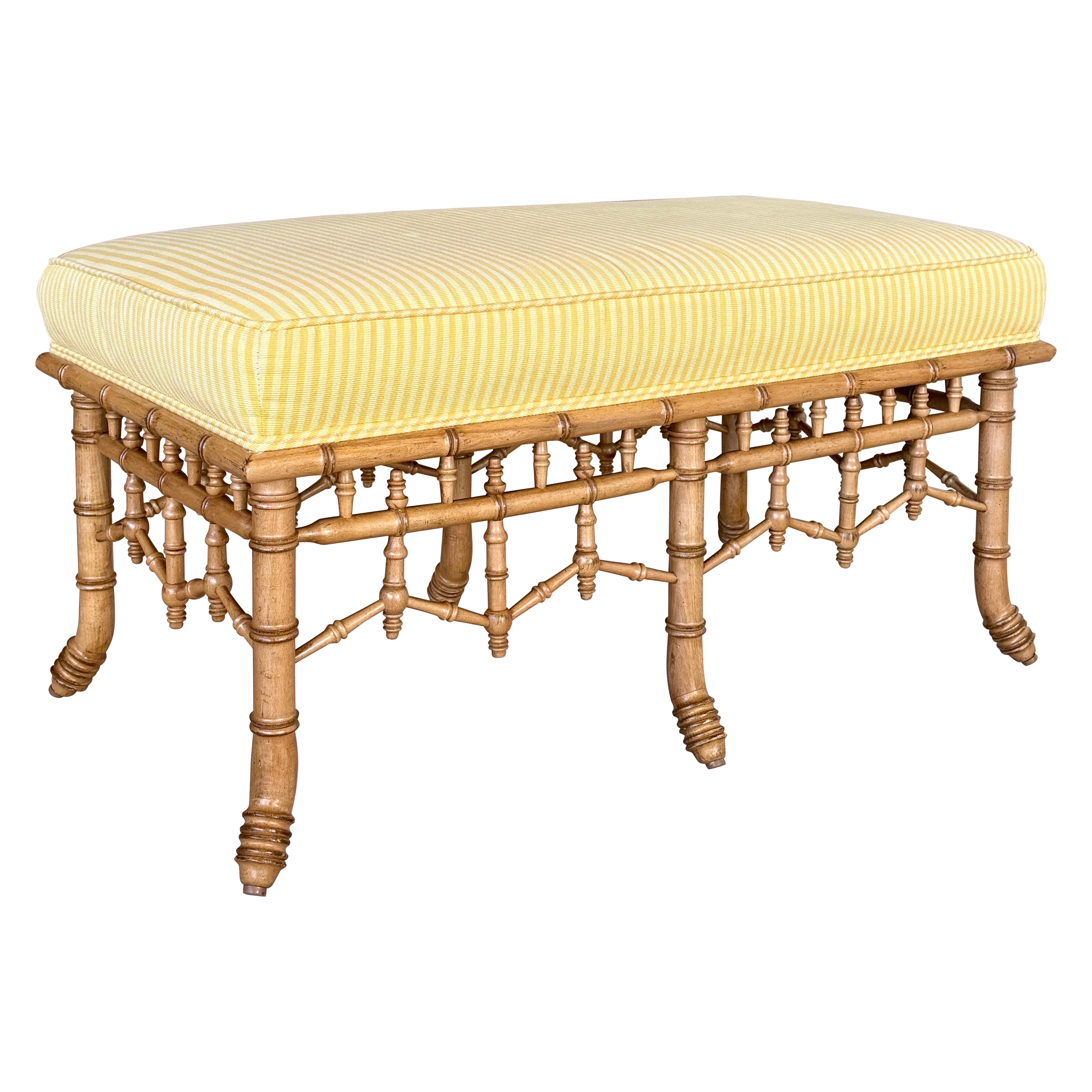 Banco tapizado de bambú sintético Schumacher Regency Chinoiserie de principios del siglo XXI en venta