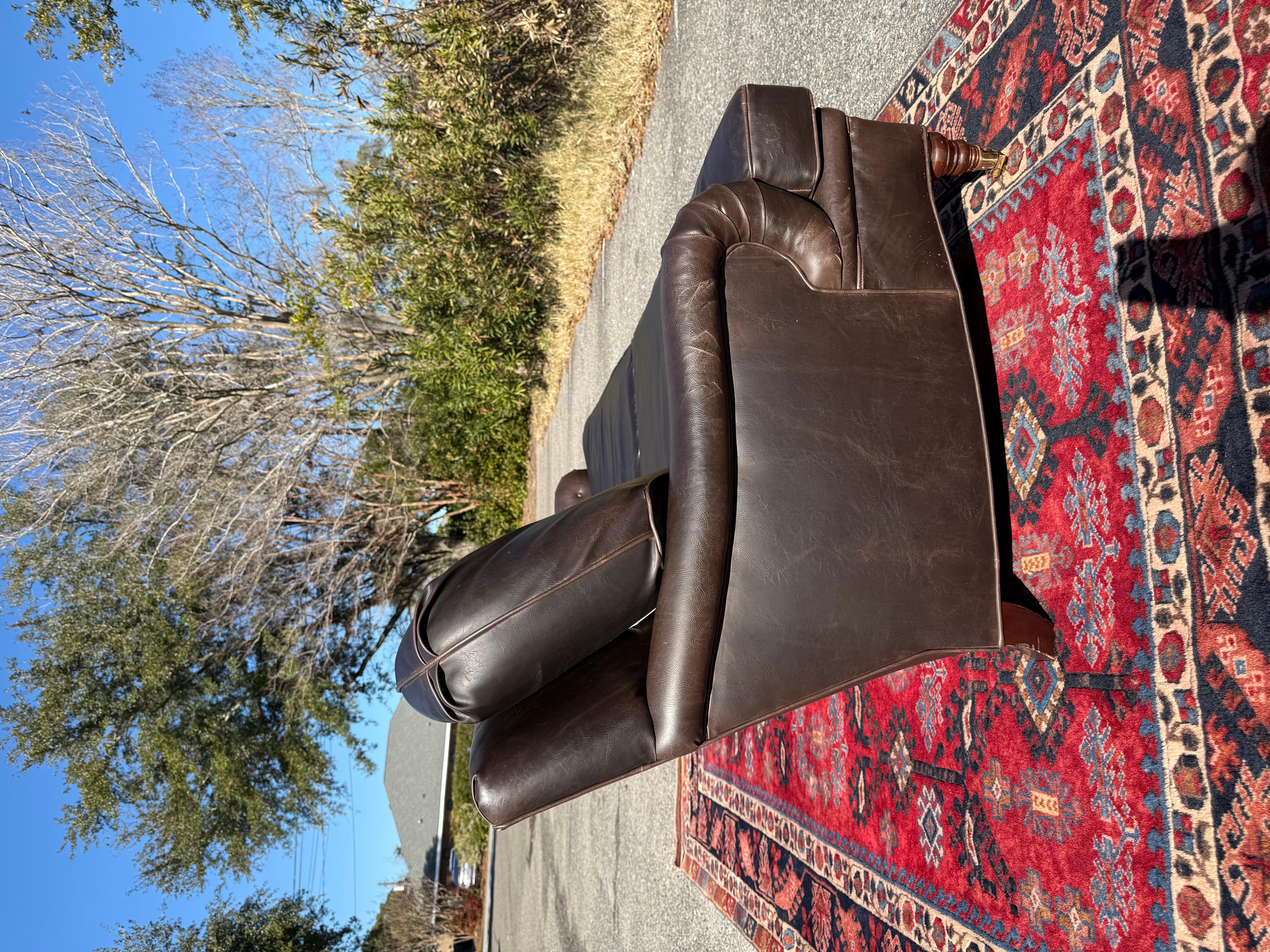 Principios del 21  Century Custom Bespoke george  Sofá de piel marrón estilo Smith en venta 3