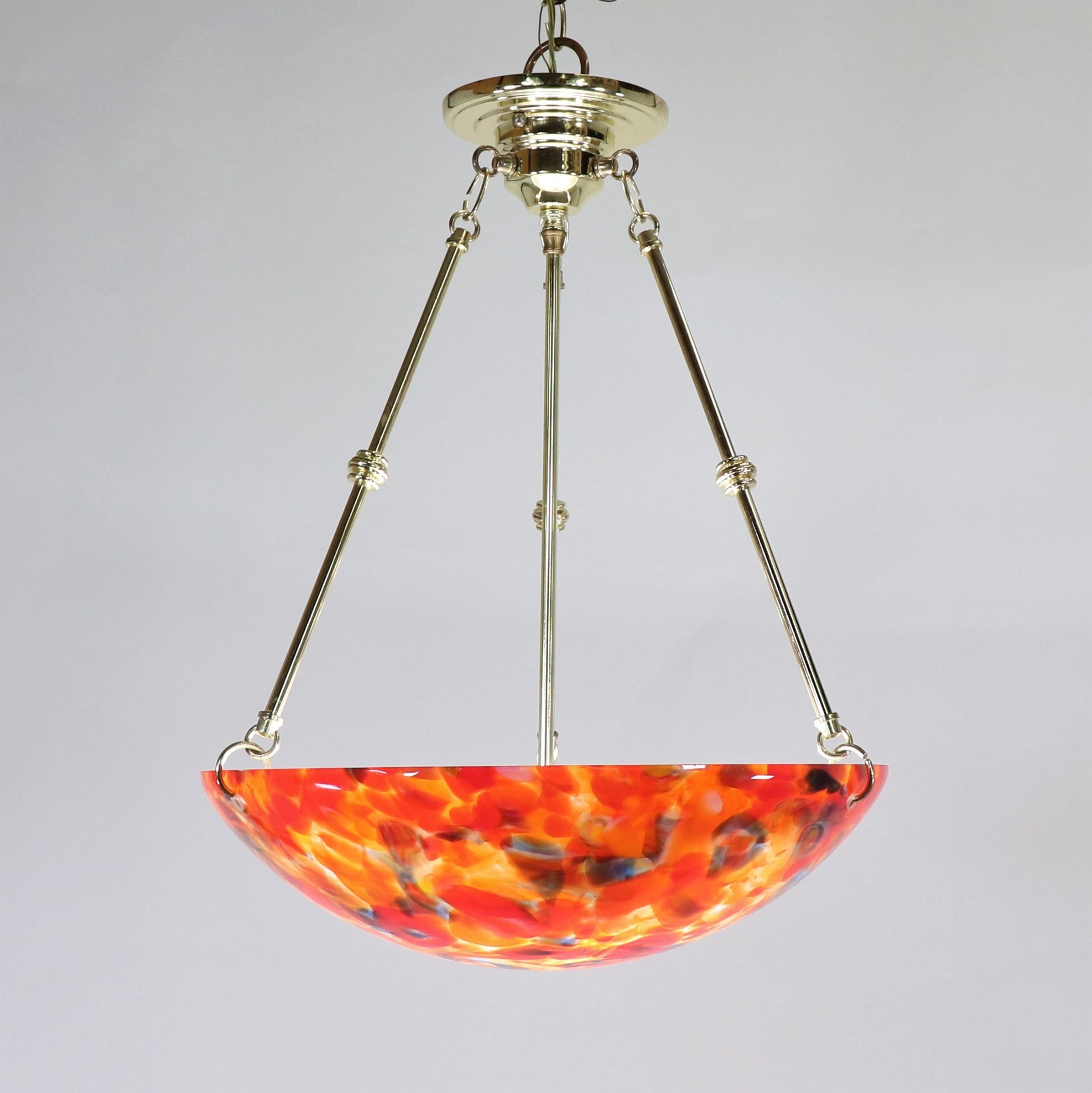 Valorizza il tuo spazio con il fascino accattivante di questa moderna lampada a sospensione invertita, realizzata in vetro di Murano. La lampada è caratterizzata da una splendida ciotola di vetro decorata con uno spettro di colori variegati, tra cui