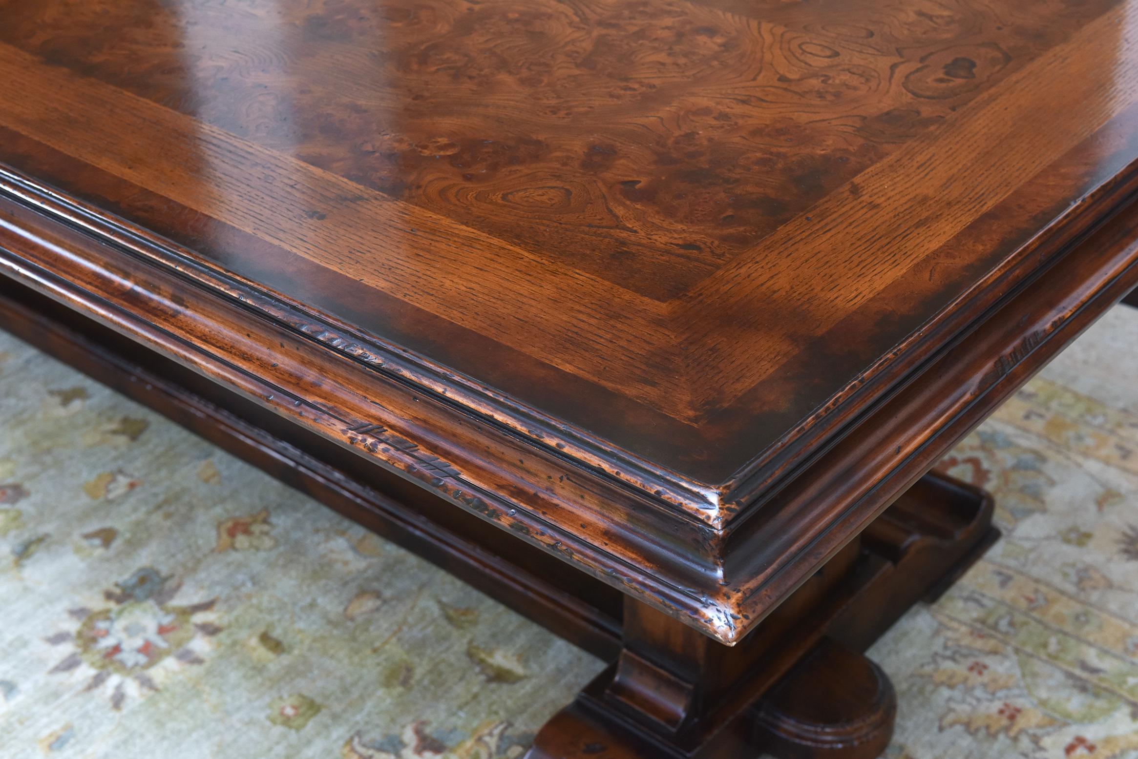 Cette exceptionnelle table de réfectoire en noyer italien de Bussandri, fabriquée au début du XXIe siècle, allie un design intemporel à une exécution magistrale. Fabriquée en noyer riche, la table présente une teinte profonde et chaude ainsi qu'un
