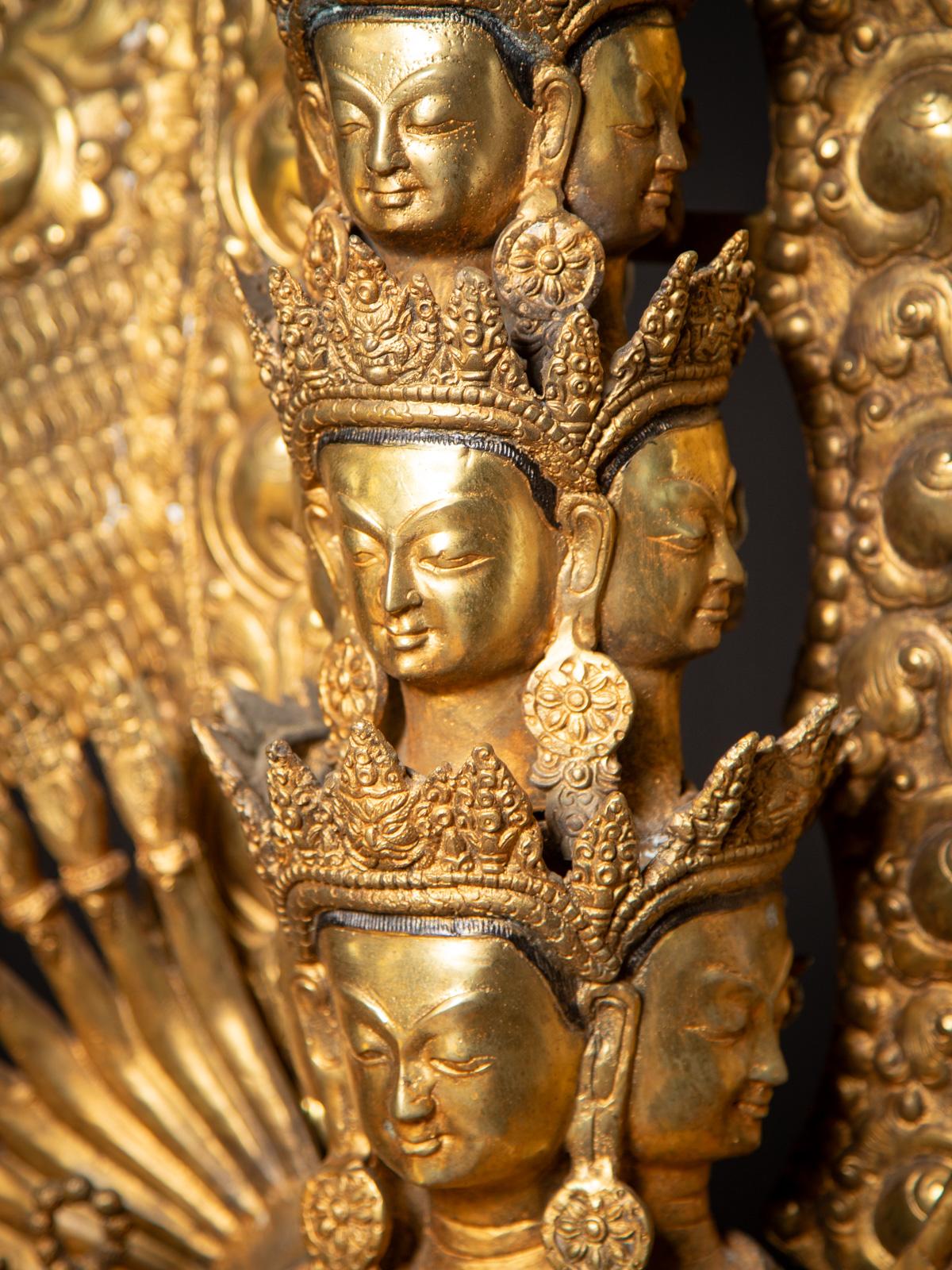 Inizio del XXI secolo Grande statua cinese di Avalokiteshvara in bronzo proveniente dalla Cina in vendita 6