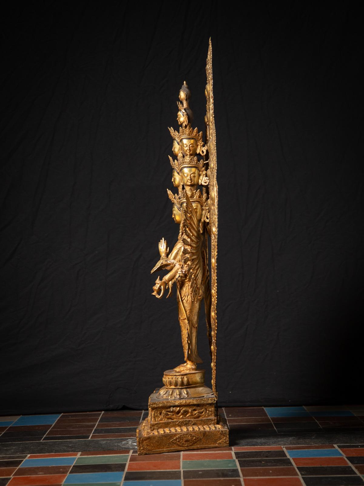 Inizio del XXI secolo Grande statua cinese di Avalokiteshvara in bronzo proveniente dalla Cina in vendita 7