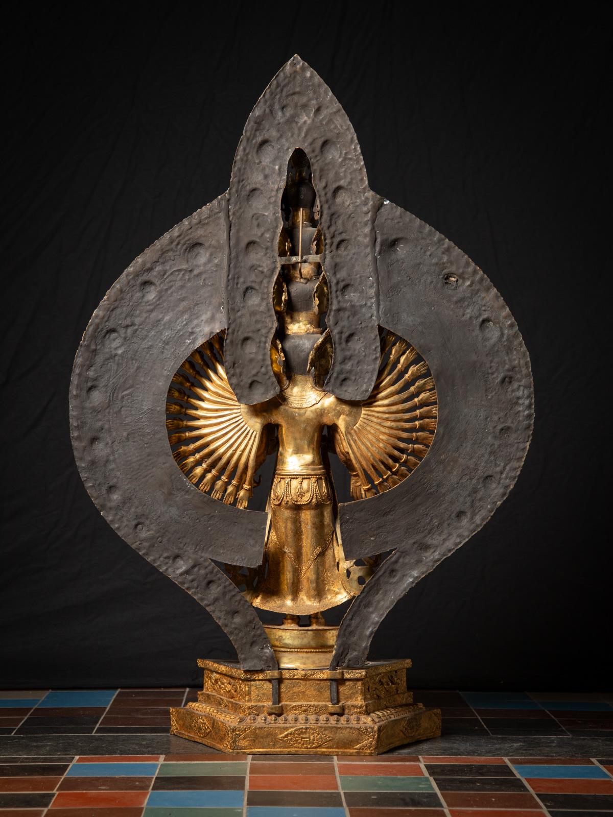 Inizio del XXI secolo Grande statua cinese di Avalokiteshvara in bronzo proveniente dalla Cina in vendita 8