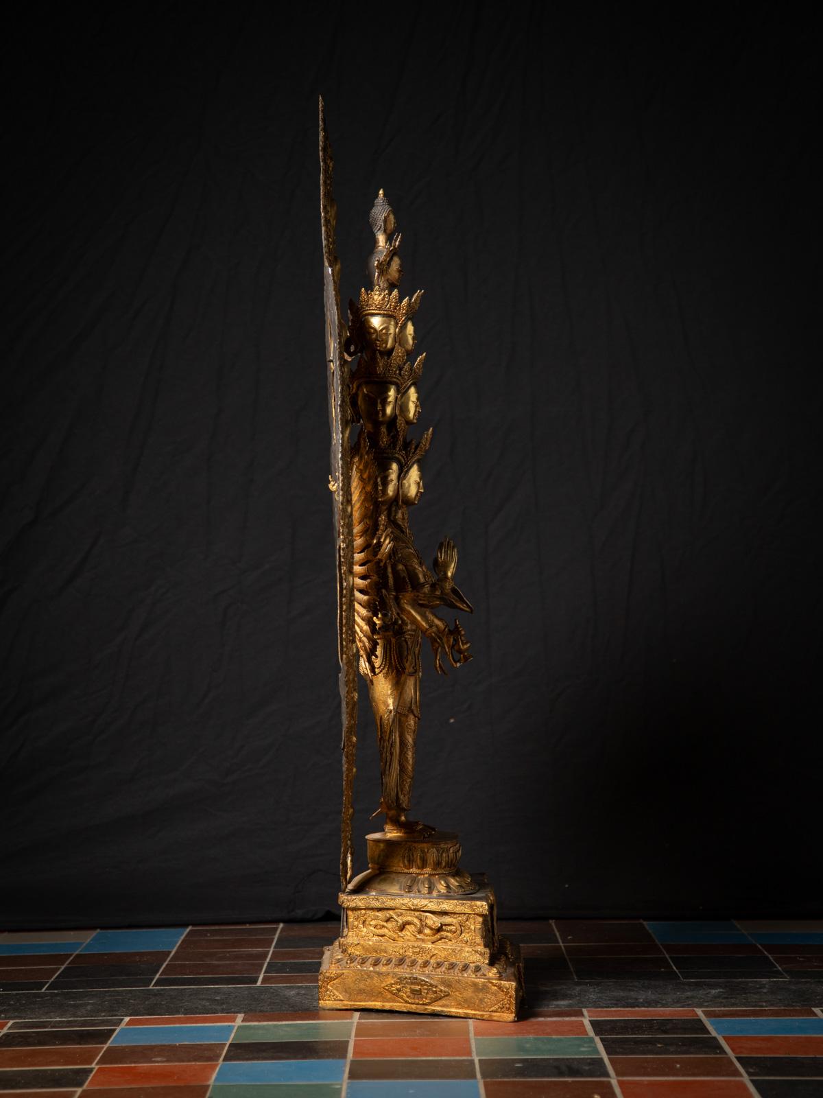 Inizio del XXI secolo Grande statua cinese di Avalokiteshvara in bronzo proveniente dalla Cina in vendita 9