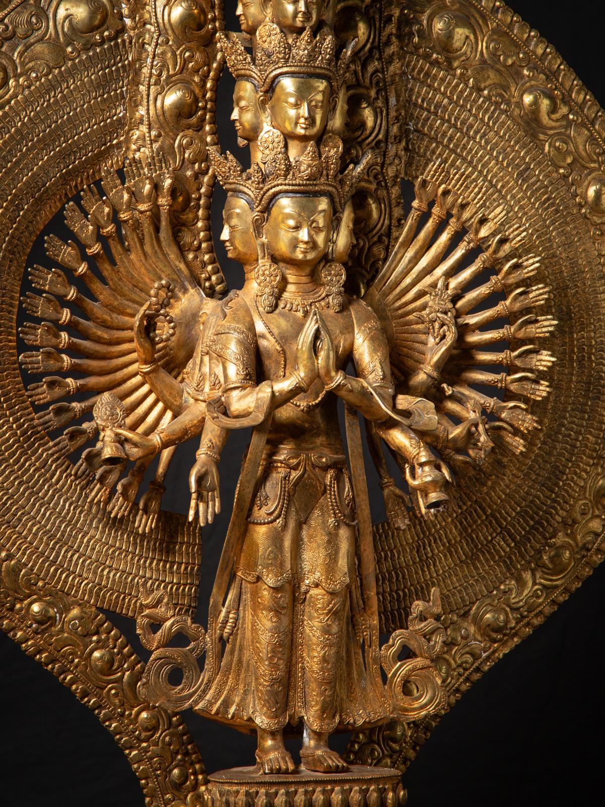 Inizio del XXI secolo Grande statua cinese di Avalokiteshvara in bronzo proveniente dalla Cina in vendita 12