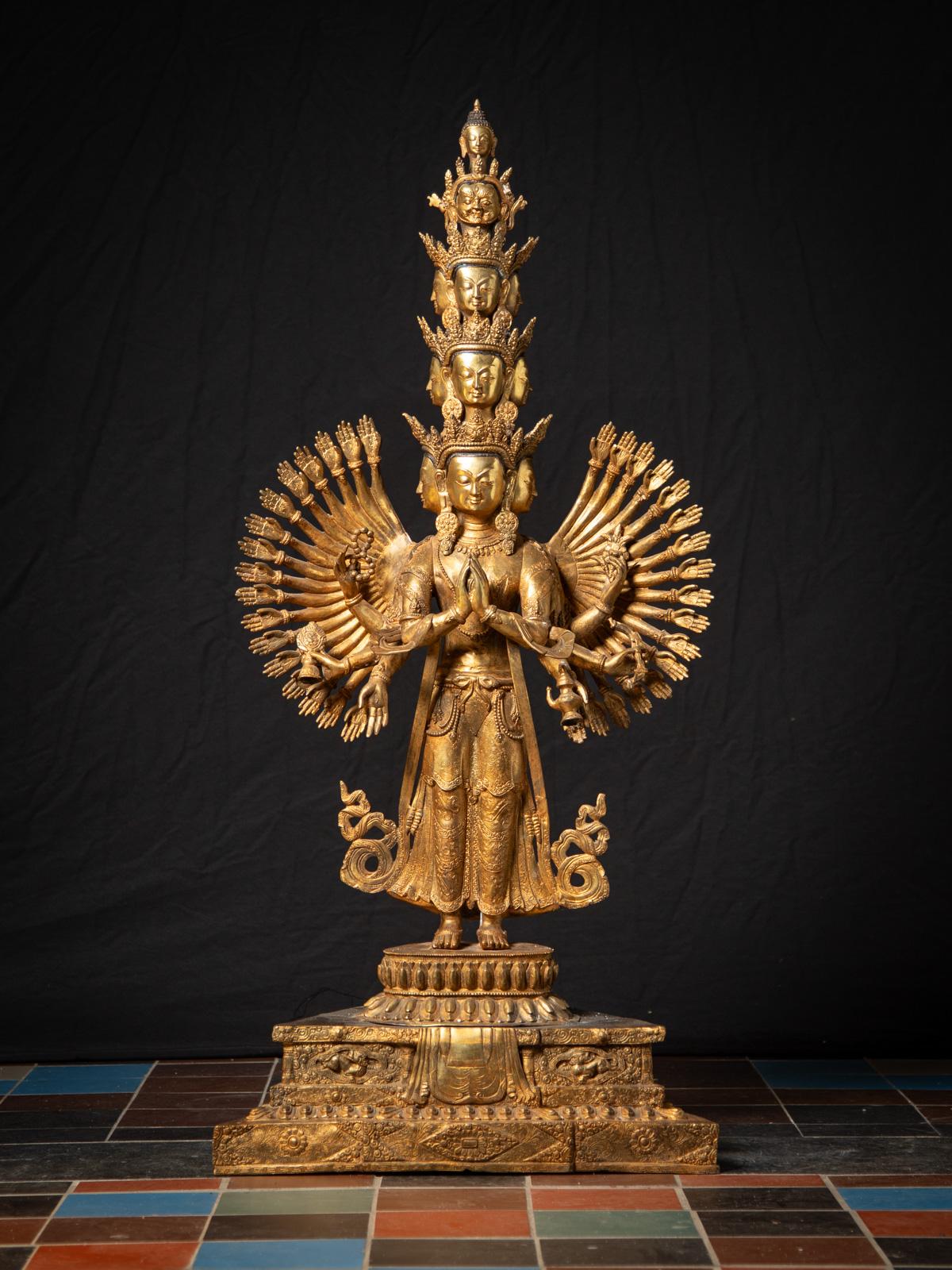 Inizio del XXI secolo Grande statua cinese di Avalokiteshvara in bronzo proveniente dalla Cina in vendita 13