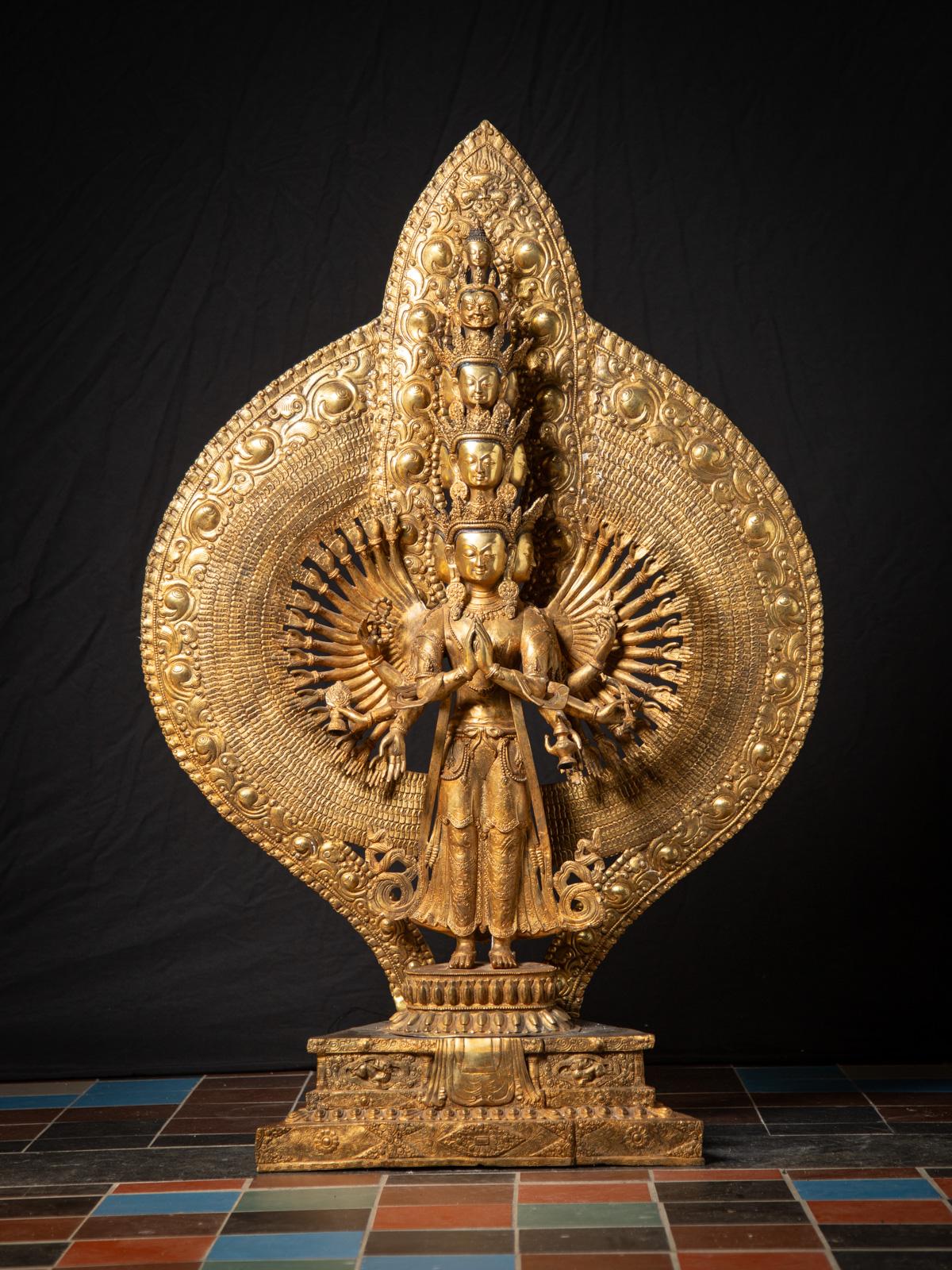 Questa grande statua cinese di Avalokiteshvara in bronzo è un esempio straordinario di artigianato contemporaneo proveniente dalla Cina dell'inizio del XXI secolo. Realizzata in bronzo di alta qualità, la statua è alta 127,5 cm, larga 85,5 cm e