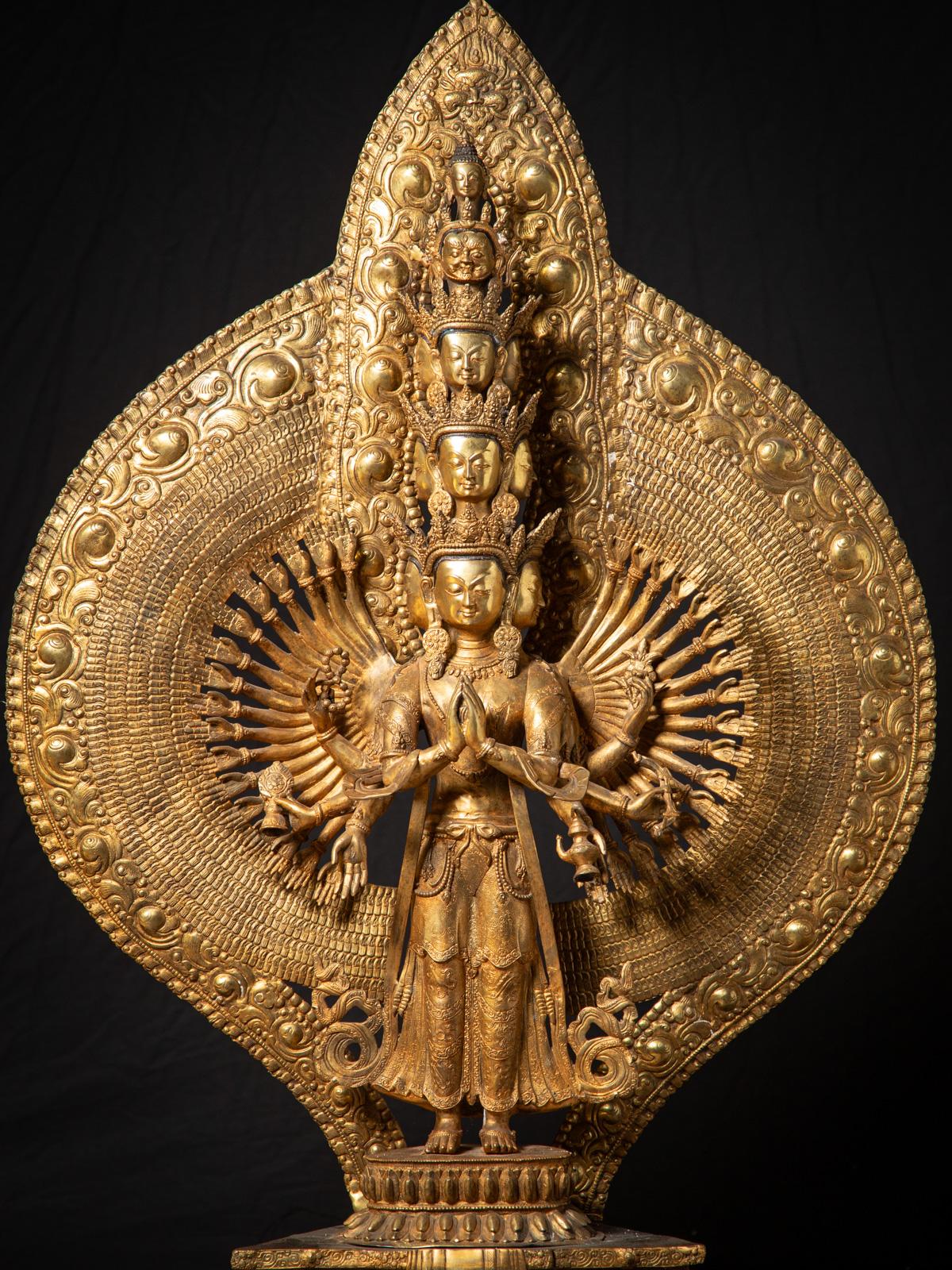 Birmano Inizio del XXI secolo Grande statua cinese di Avalokiteshvara in bronzo proveniente dalla Cina in vendita