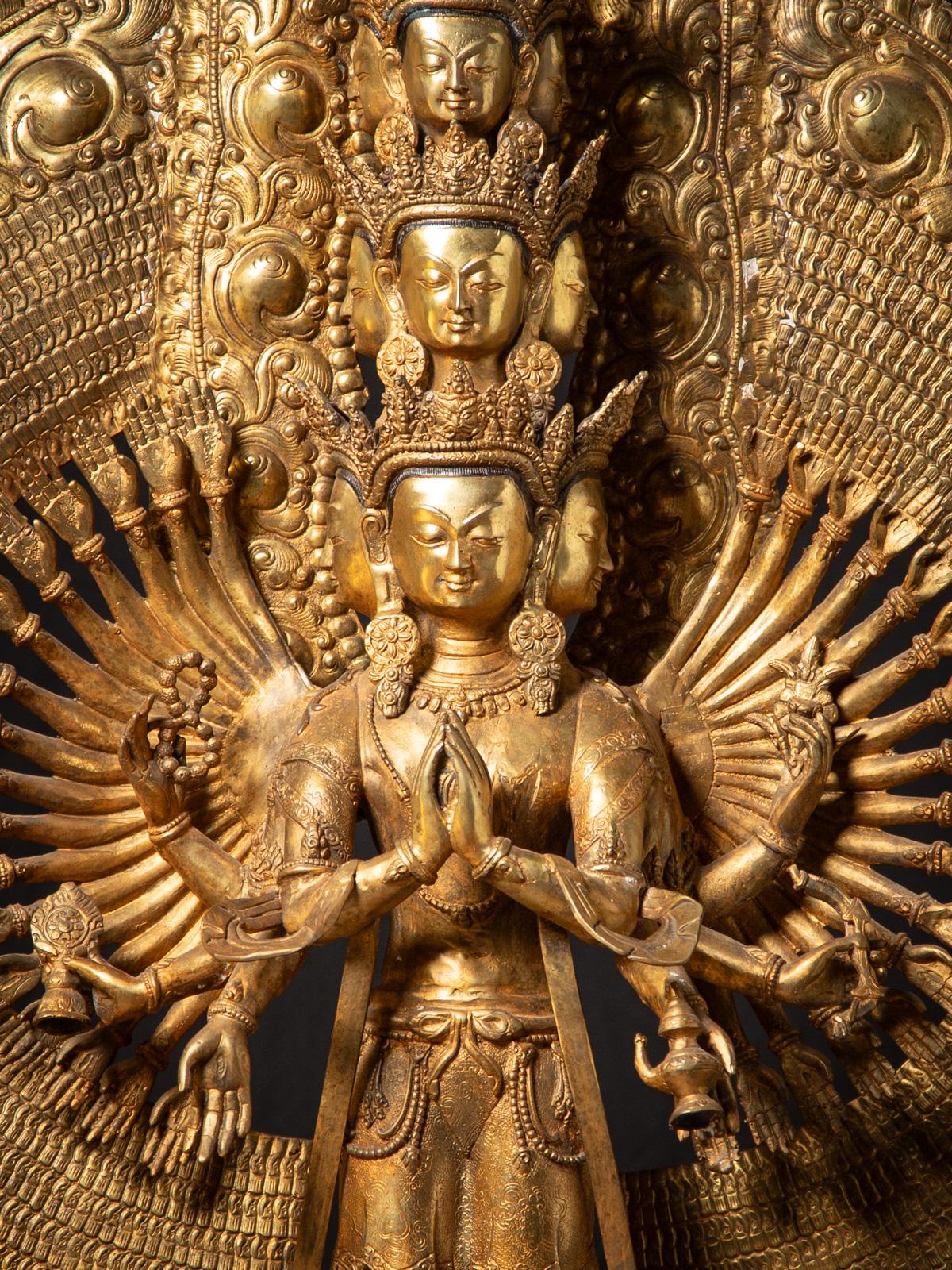 Inizio del XXI secolo Grande statua cinese di Avalokiteshvara in bronzo proveniente dalla Cina In condizioni buone in vendita a DEVENTER, NL