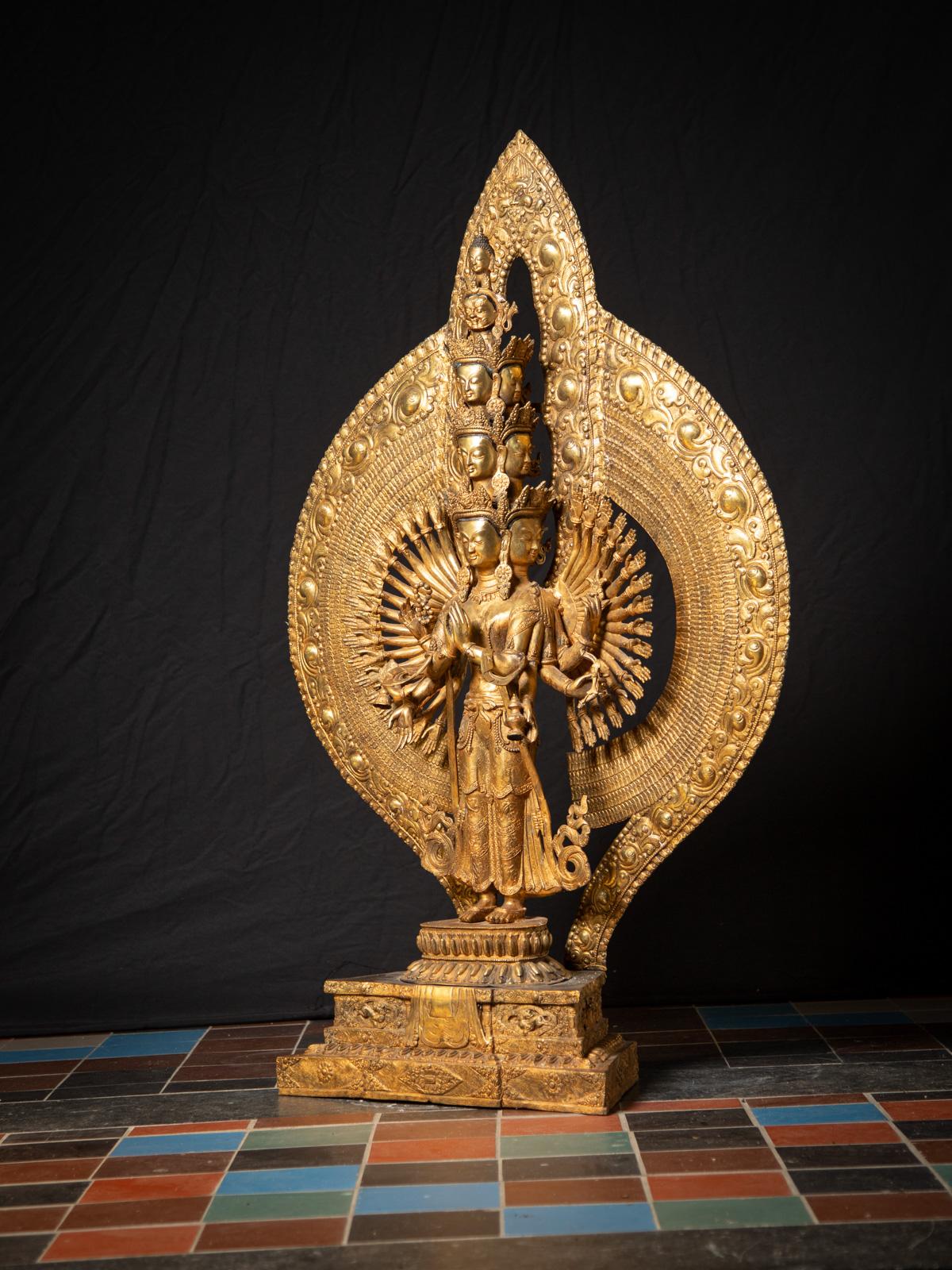 XXI secolo e contemporaneo Inizio del XXI secolo Grande statua cinese di Avalokiteshvara in bronzo proveniente dalla Cina in vendita