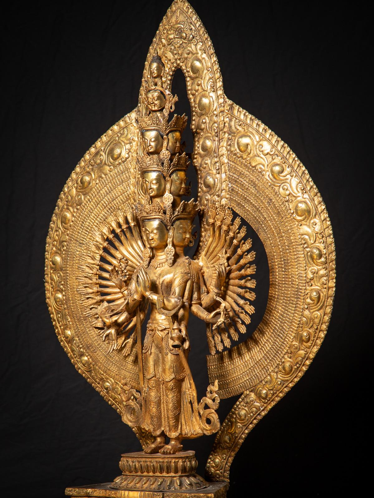 Bronzo Inizio del XXI secolo Grande statua cinese di Avalokiteshvara in bronzo proveniente dalla Cina in vendita