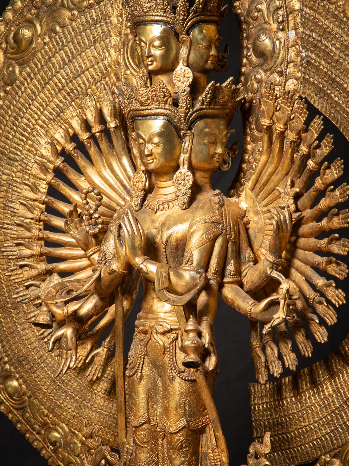 Inizio del XXI secolo Grande statua cinese di Avalokiteshvara in bronzo proveniente dalla Cina in vendita 1