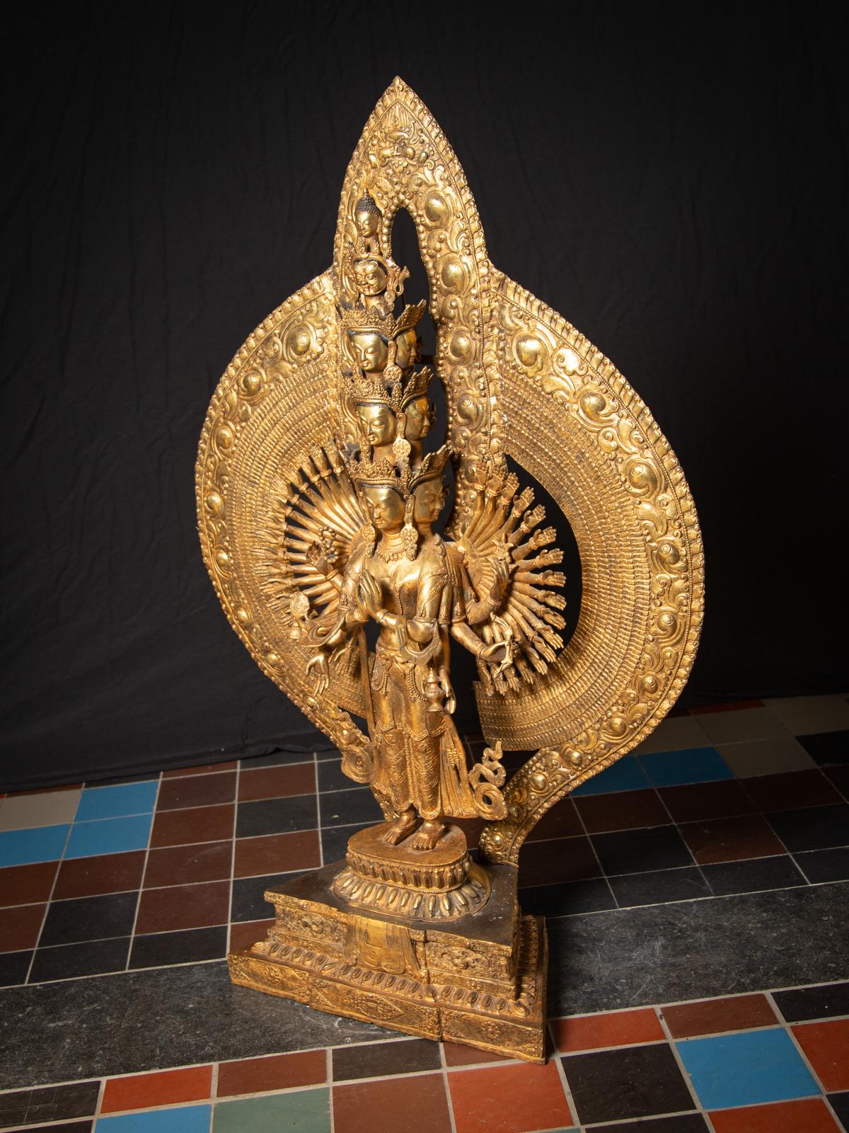 Inizio del XXI secolo Grande statua cinese di Avalokiteshvara in bronzo proveniente dalla Cina in vendita 2